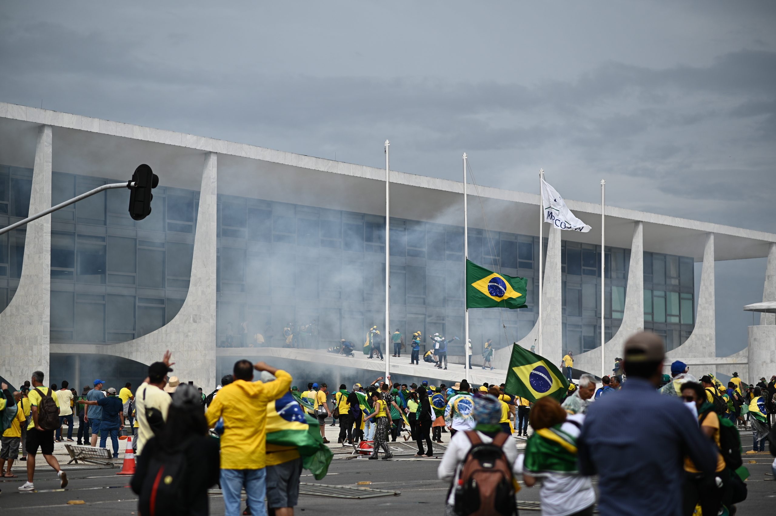 Polícia prende três bolsonaristas investigados por atos violentos em Brasília