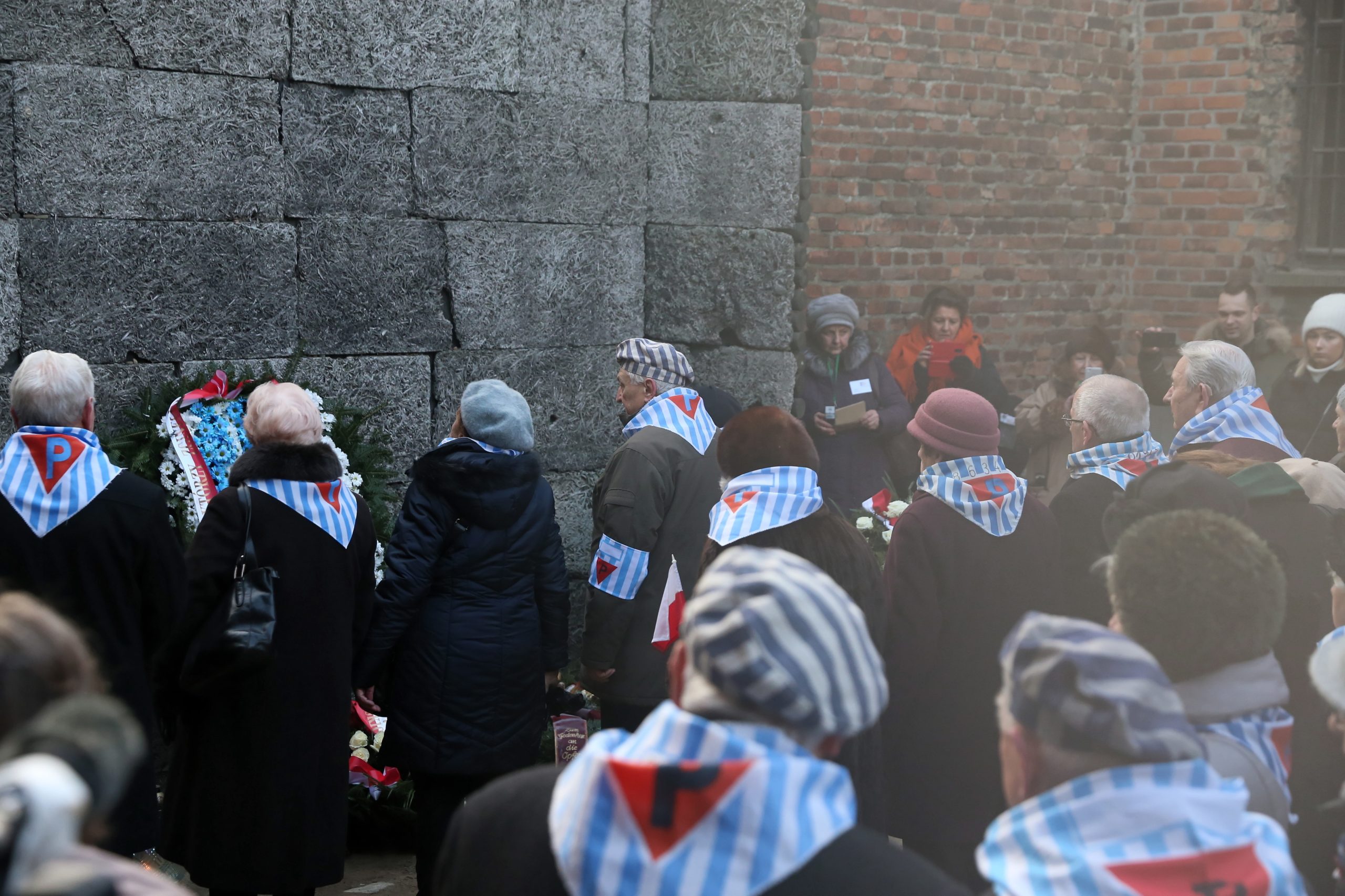 De gorros e lenços às riscas, sobreviventes de Auschwitz voltam ao campo de concentração e lançam alerta
