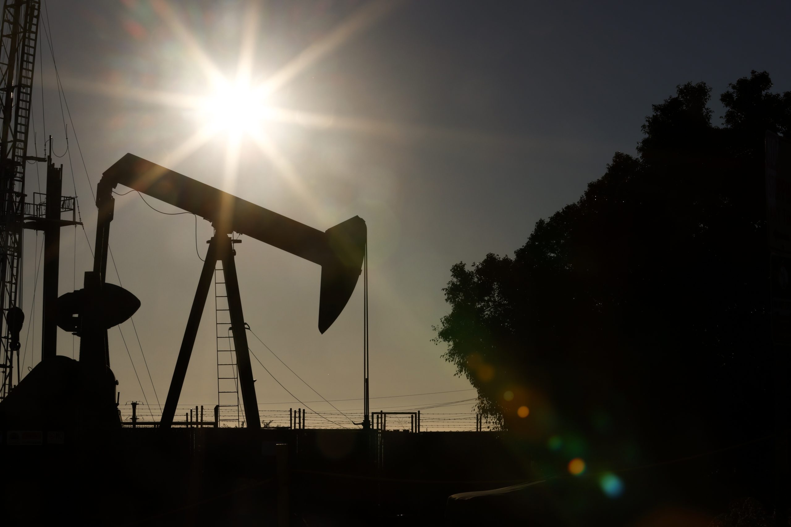 Agência Internacional de Energia revê em baixa aumento da procura mundial de petróleo
