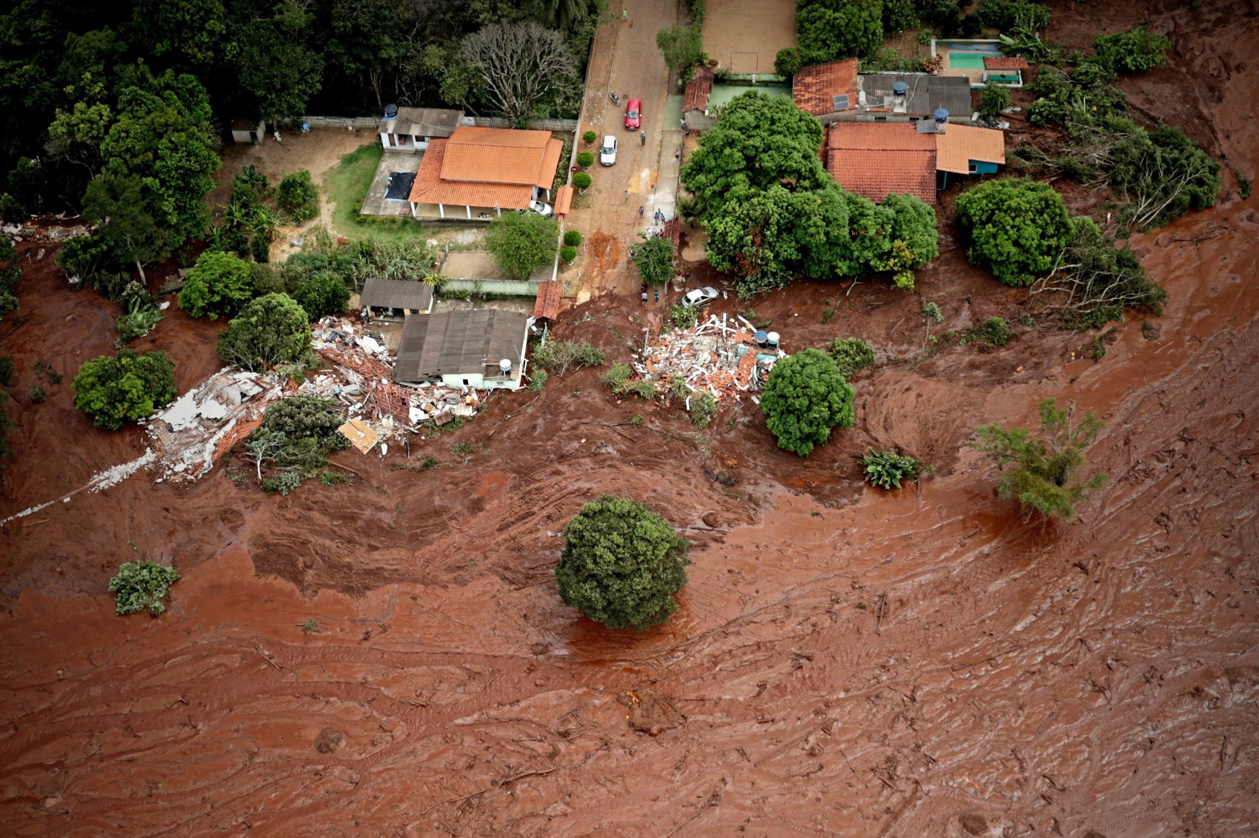 Vítimas de barragem protestam após anúncio de acordo da Vale com autoridades do Brasil