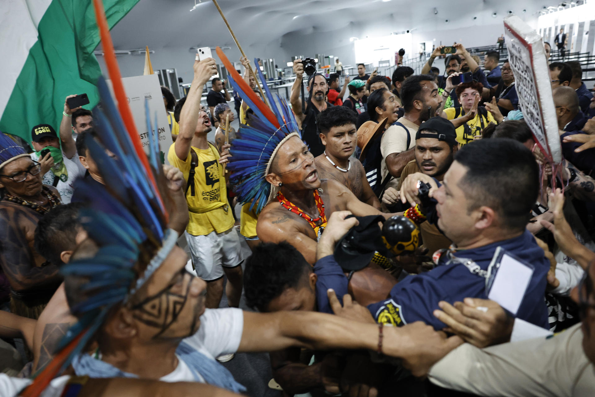 Ativistas climáticos invadem área restrita da COP30 em Belém: “A crise climática é uma crise de saúde!”