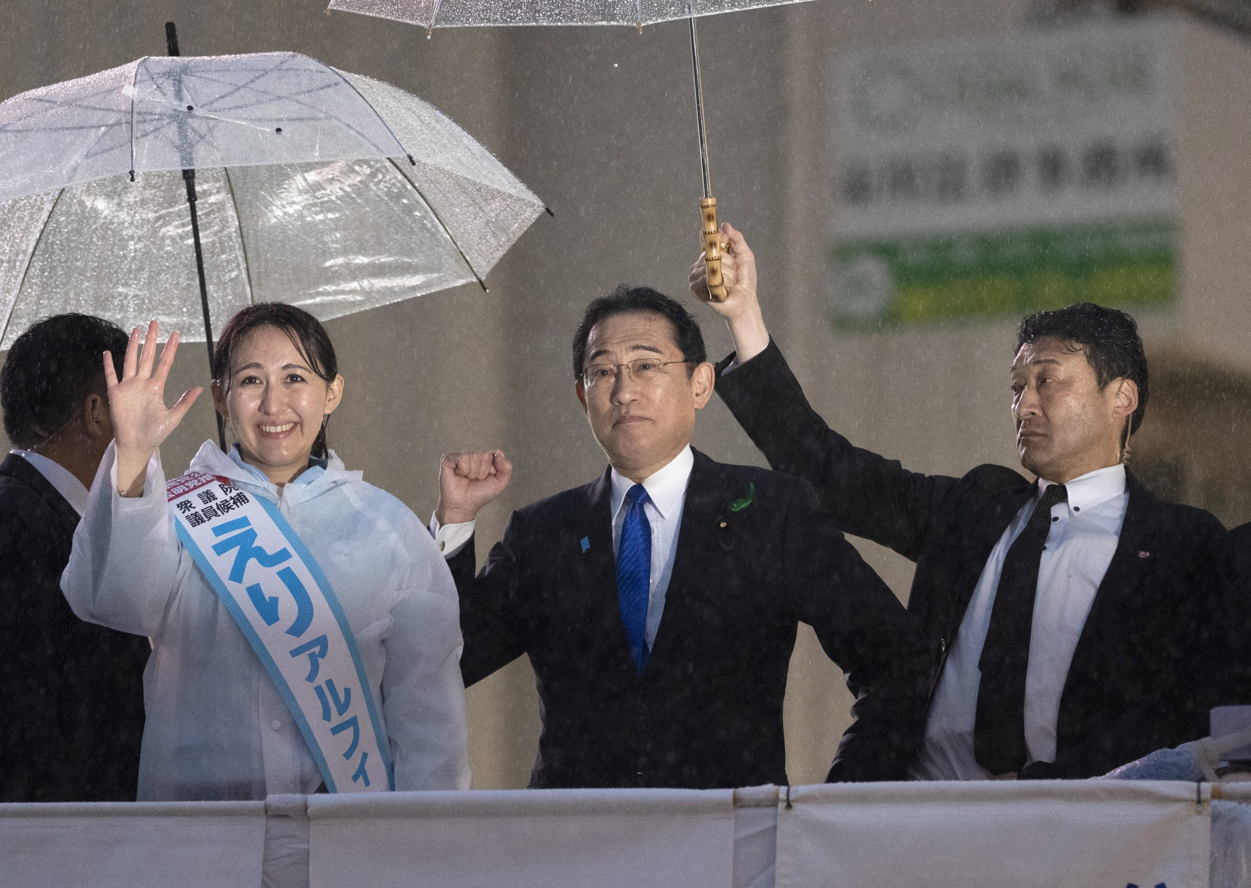 Primeiro ministro do Japão retoma campanha após explosão