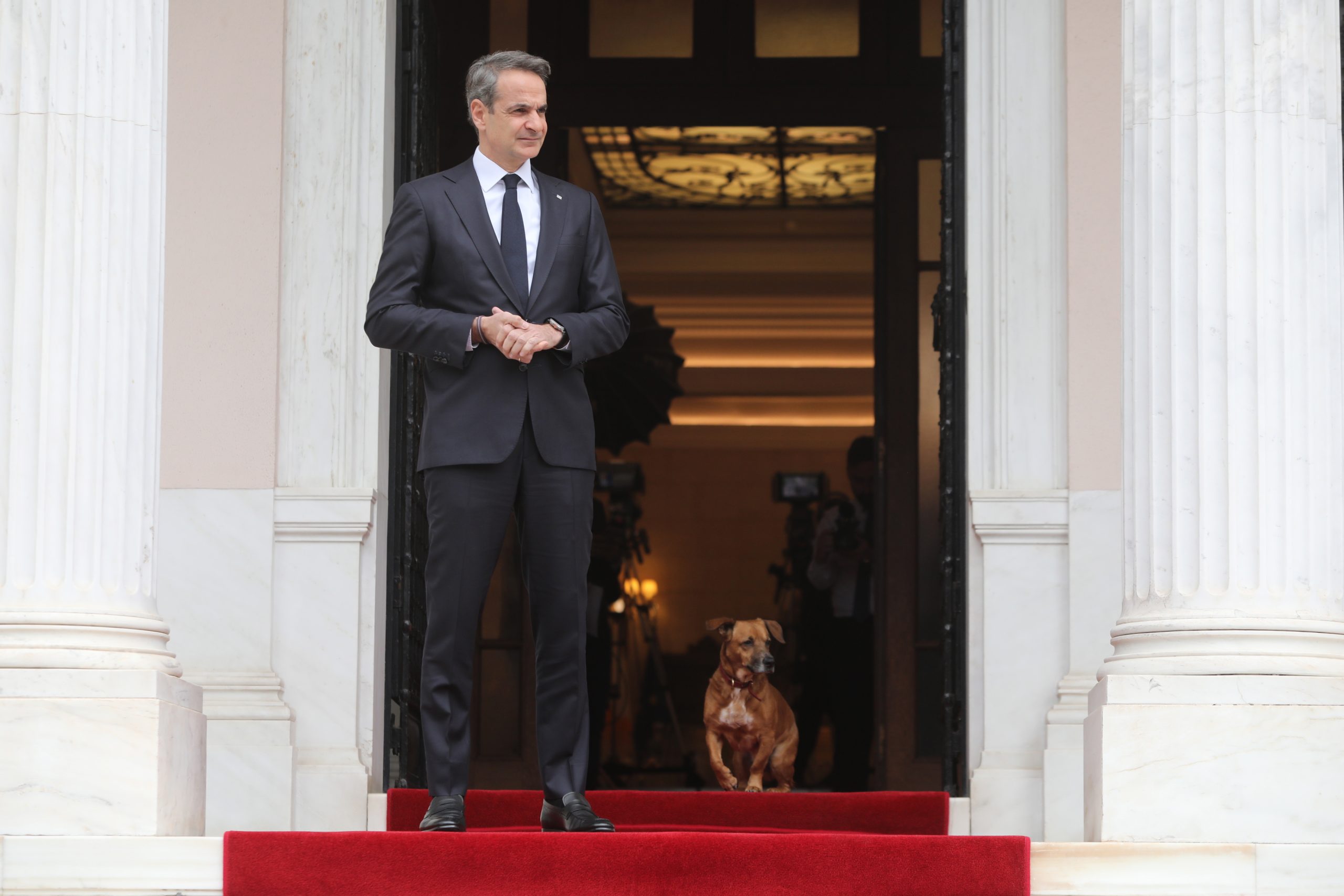 Primeiro-ministro anuncia eleições na Grécia antecipadas para maio