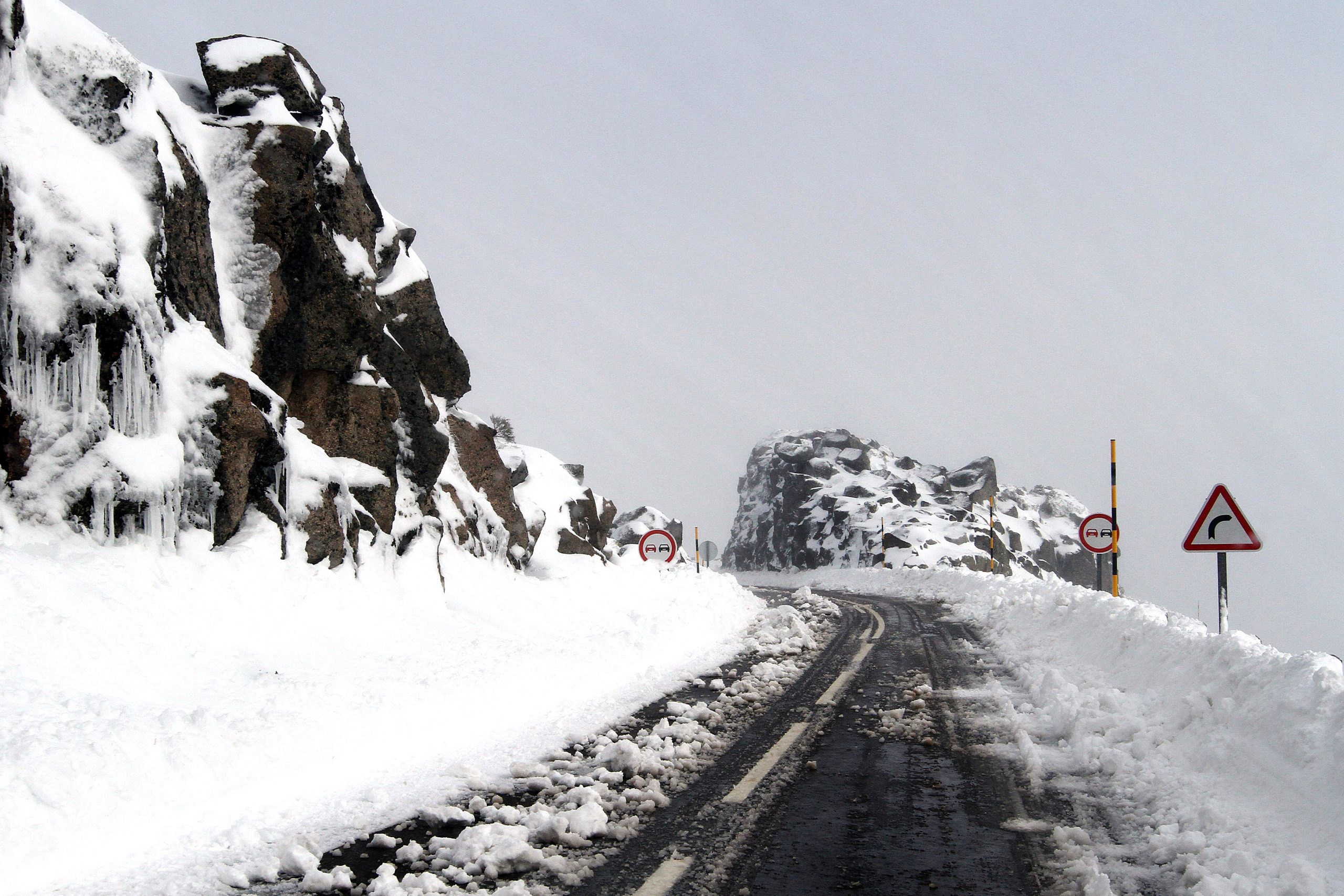 Mau tempo: Estradas na serra da Estrela cortadas devido à queda de neve