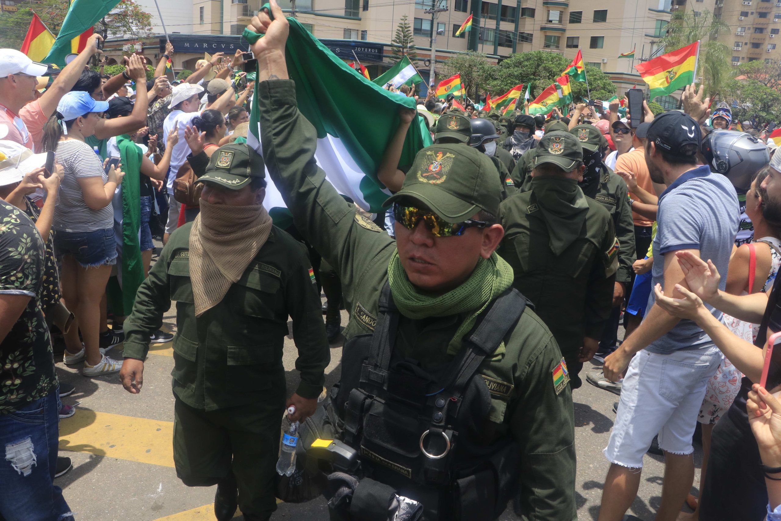 Polícias em protesto abandonam palácio presidencial na Bolívia