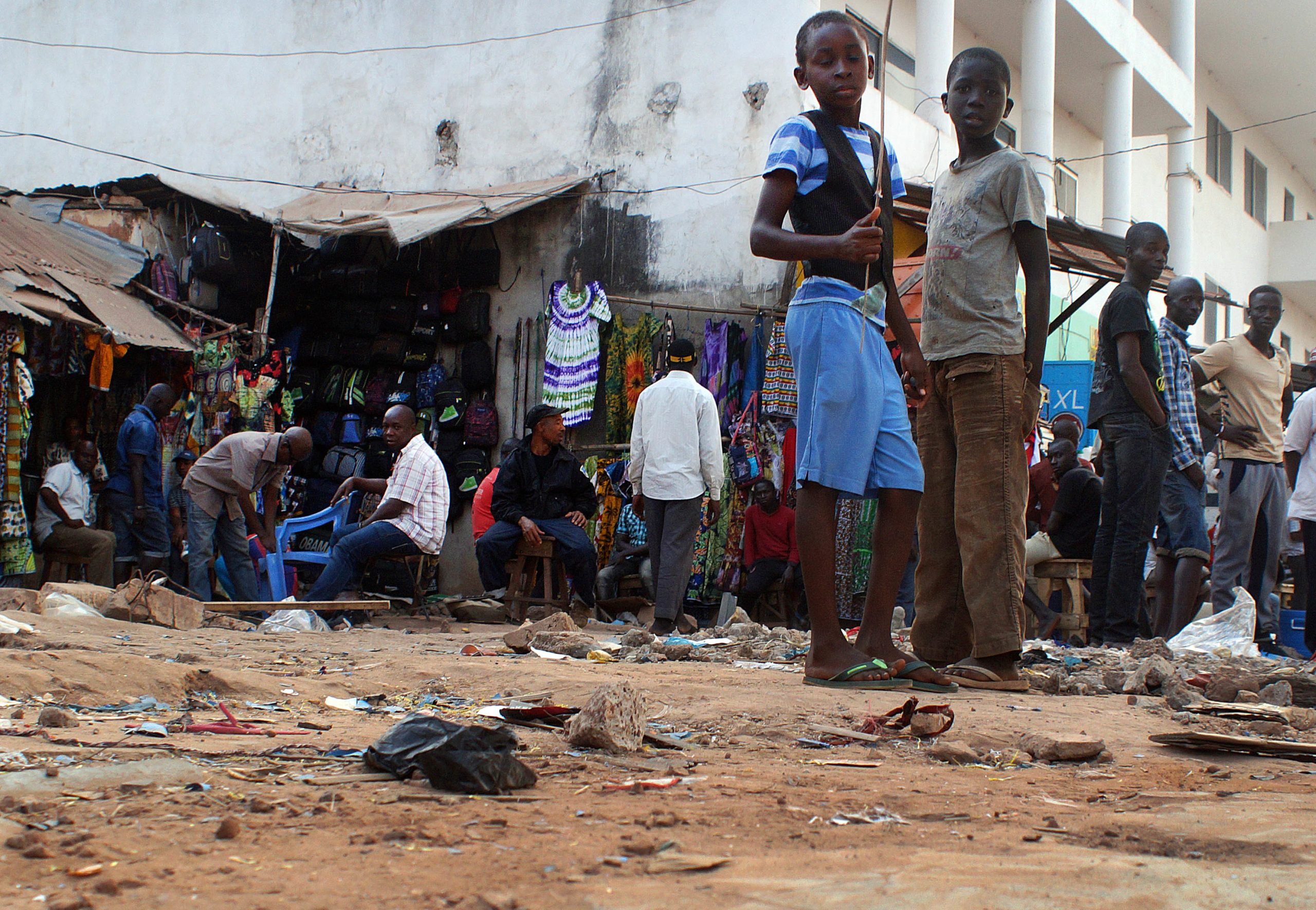 Roupa doada é vendida em mercados africanos e muita acaba por ser lixo que vai para o mar