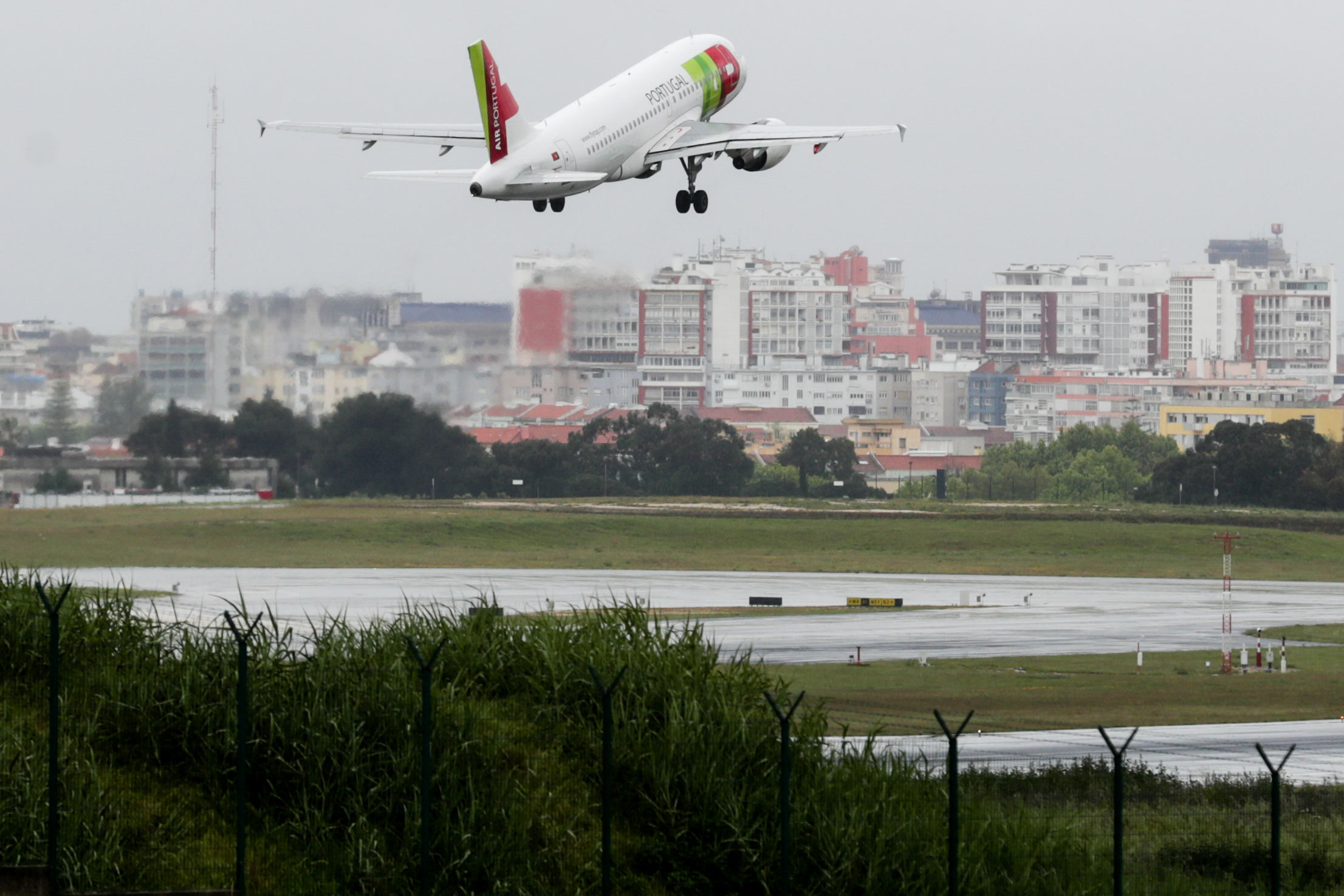Associação ZERO pede encerramento do aeroporto de Lisboa por prejuízos devido ao ruído