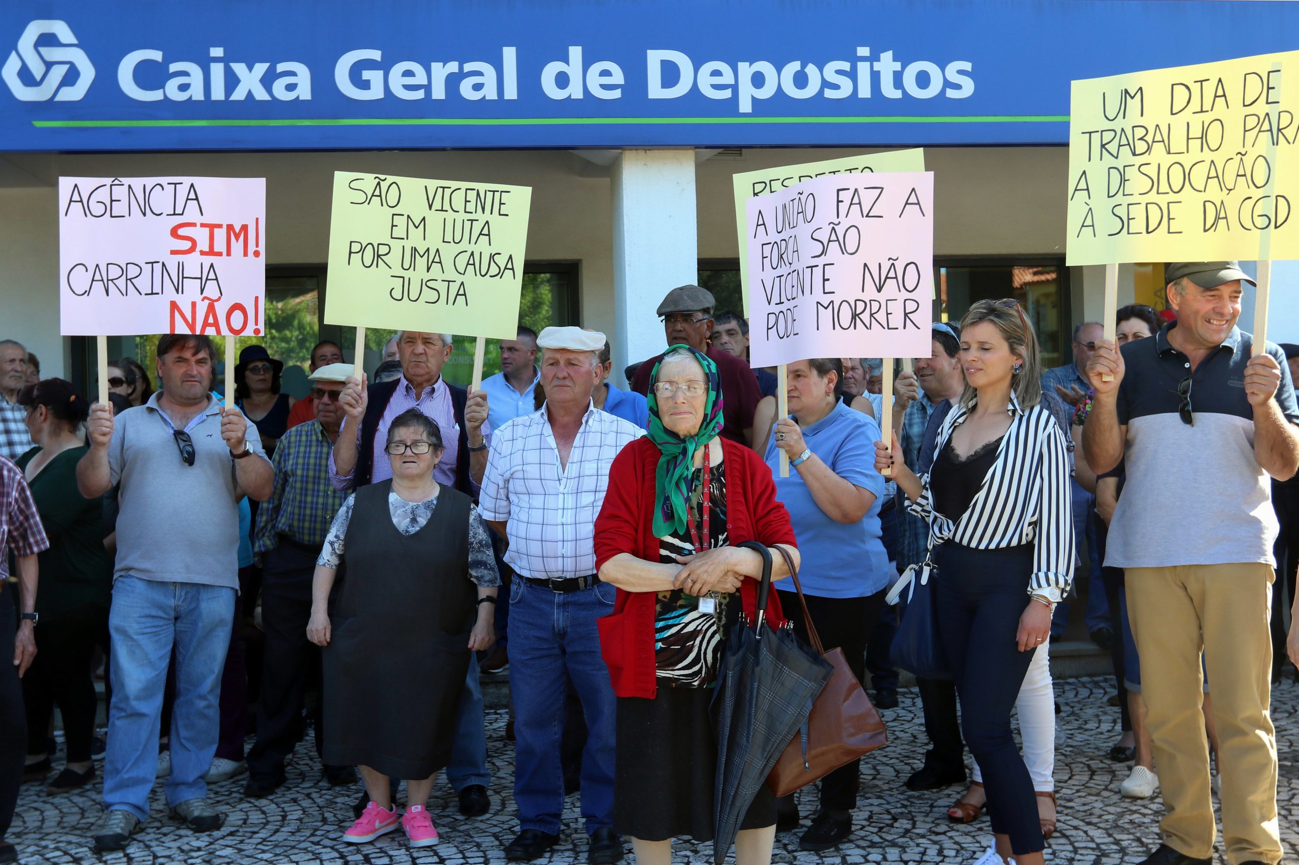 Três centenas de pessoas protestaram contra fecho da CGD de São Vicente da Beira