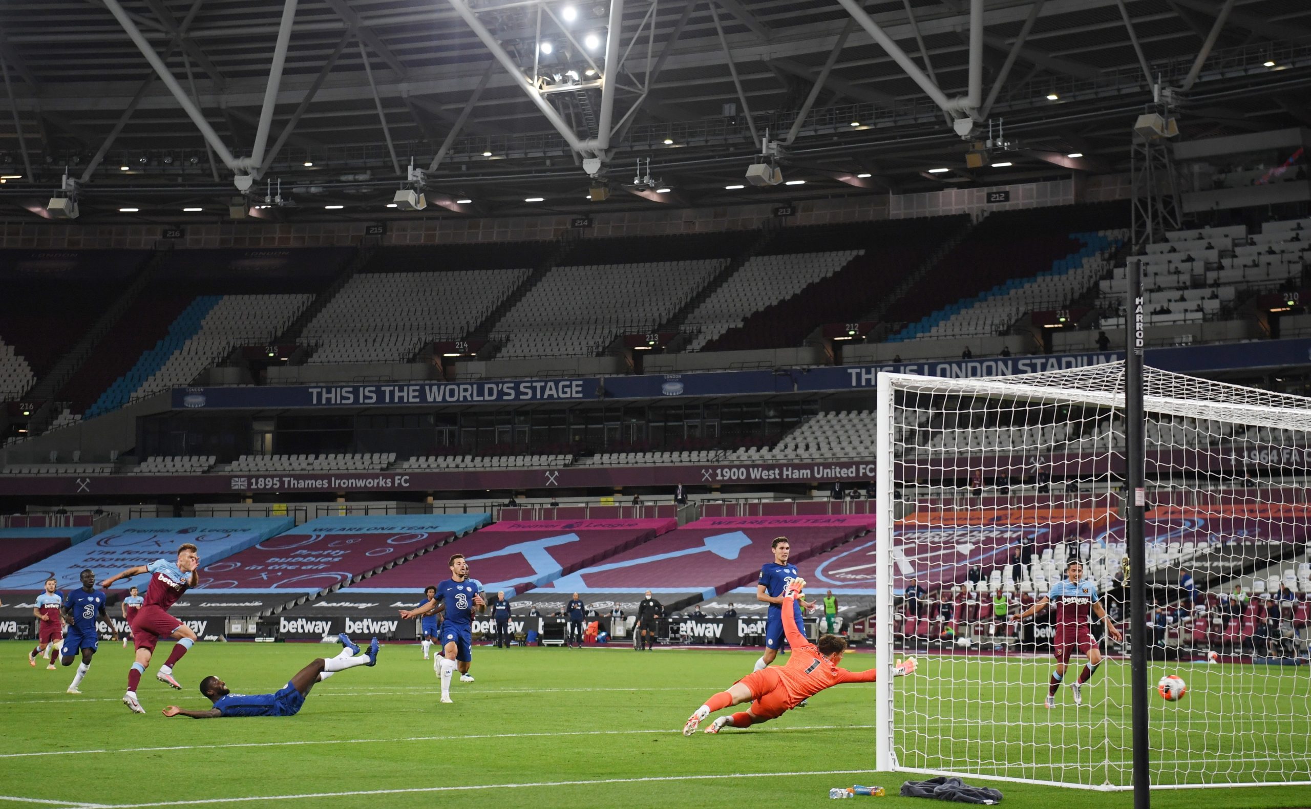 ‘Bis’ de Willian não evita ‘tropeção’ do Chelsea que falha ‘assalto’ ao pódio