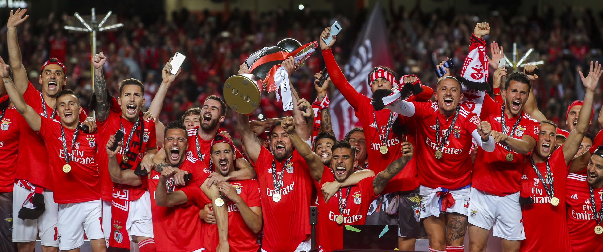 Junta de São Domingos, em Lisboa, pinta extremidades de passadeiras para homenagear Benfica