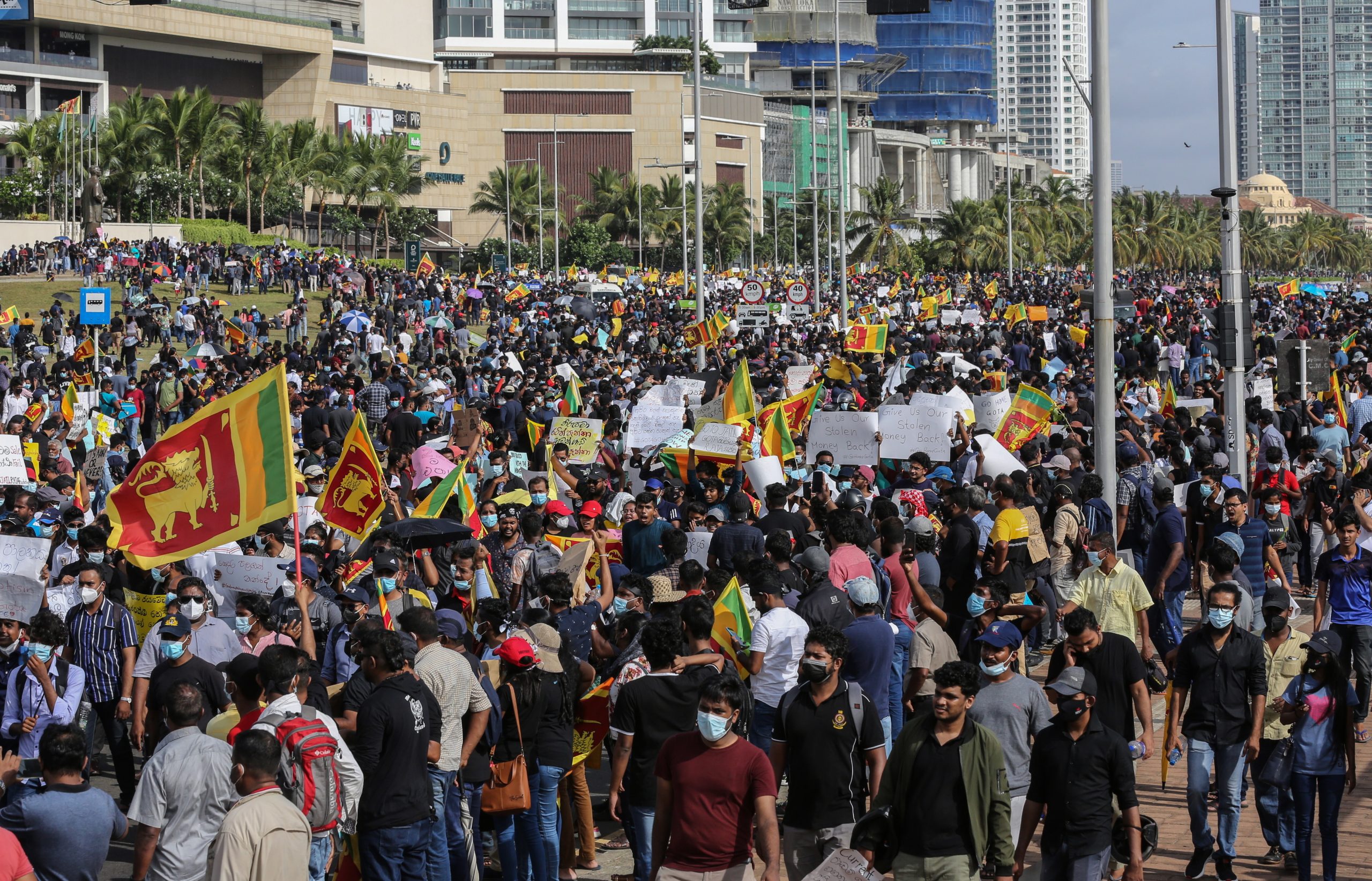 Milhares de pessoas protestam na capital do Sri Lanka contra presidente
