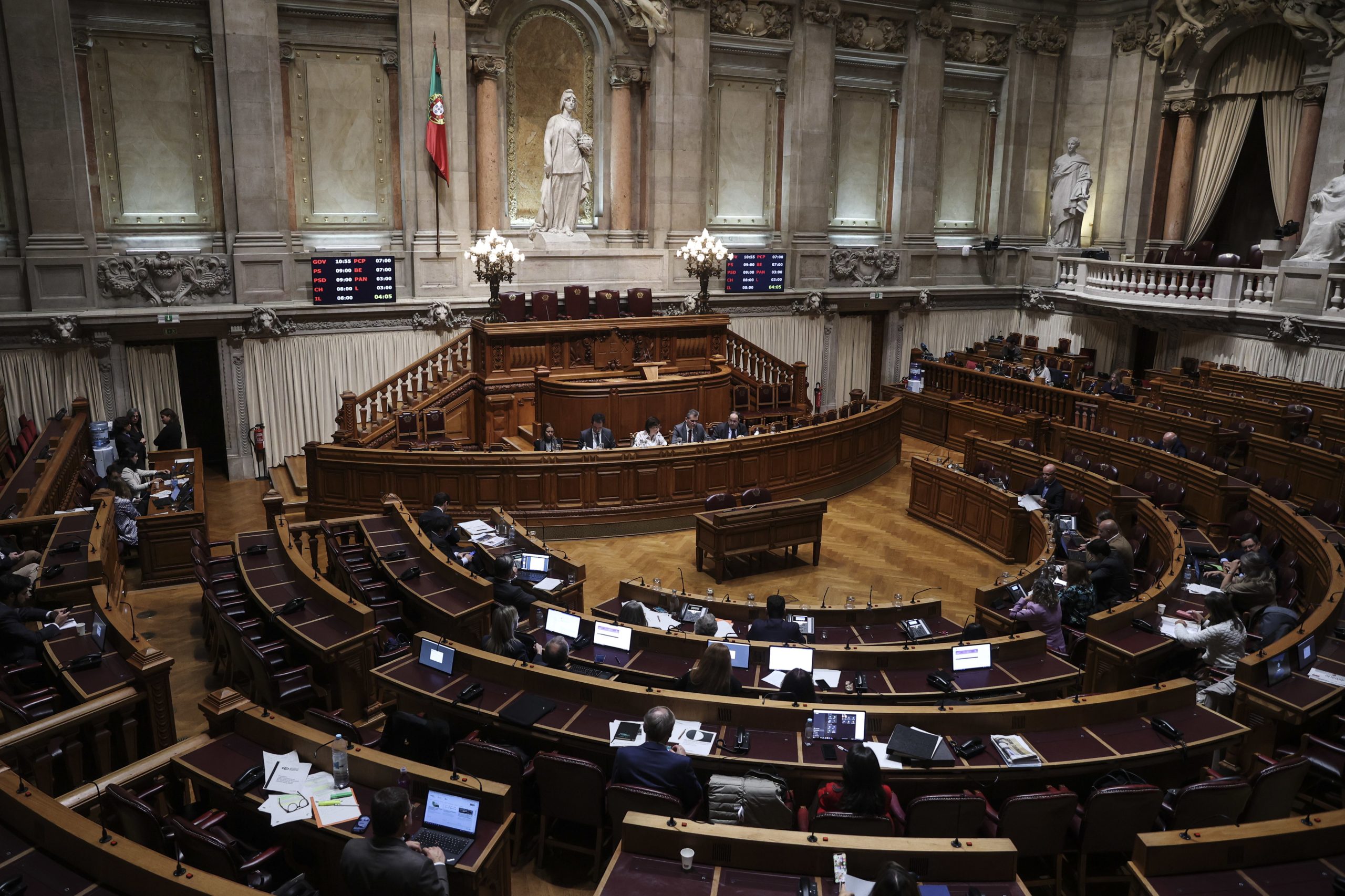 Parlamento aprova criação de linha nacional de prevenção do suicídio