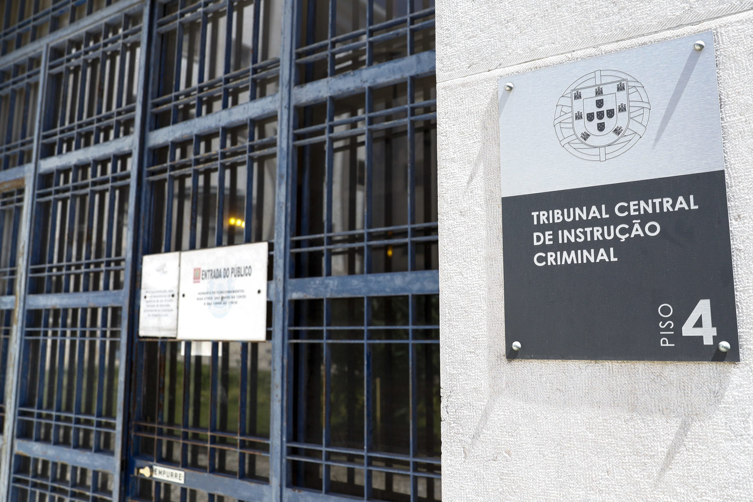 Processo das golas antifumo chega a julgamento cinco anos após demissões no Governo