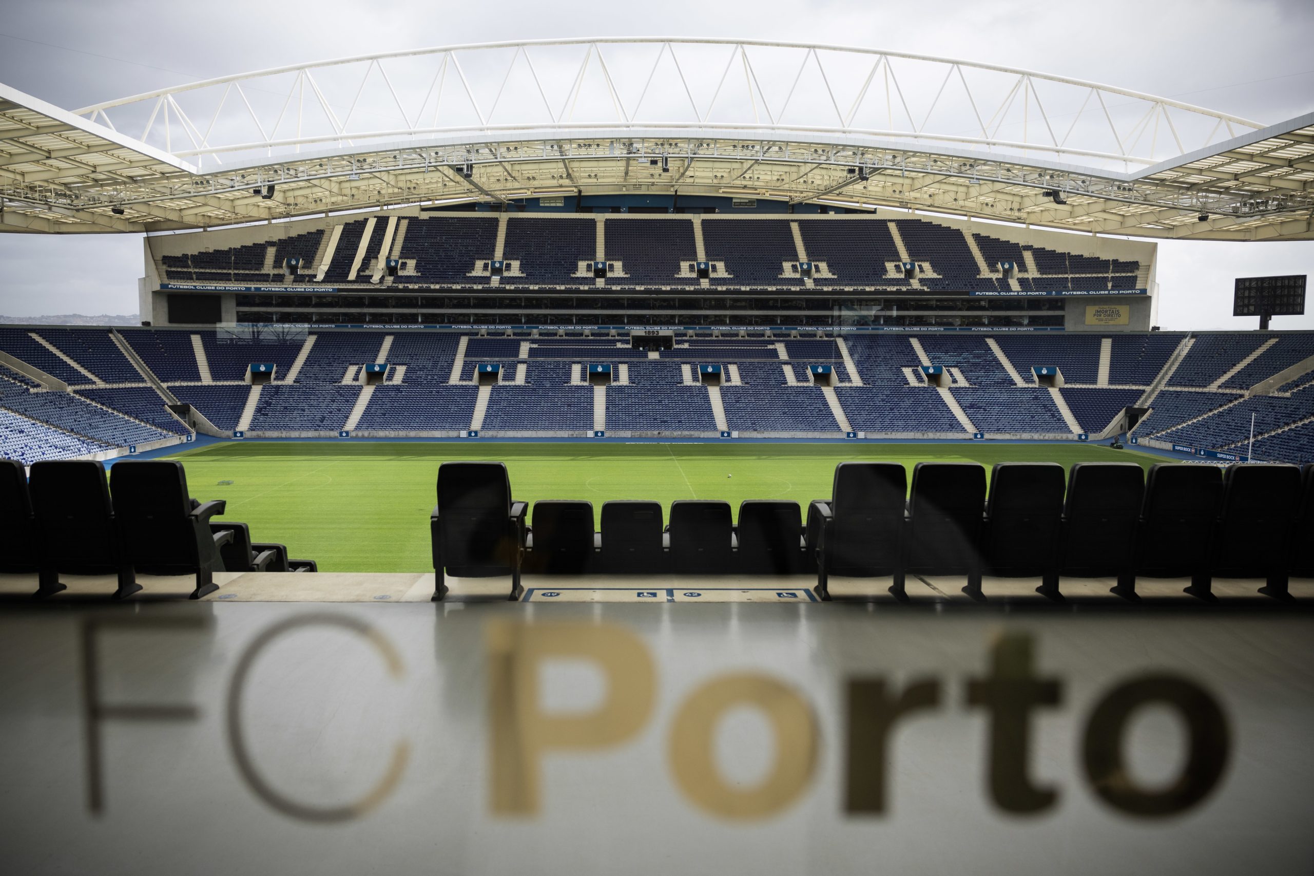 Buscas no Porto Comercial e na loja do Associado no Estádio do Dragão: constituídos arguidos mais de uma dezena de indivíduos