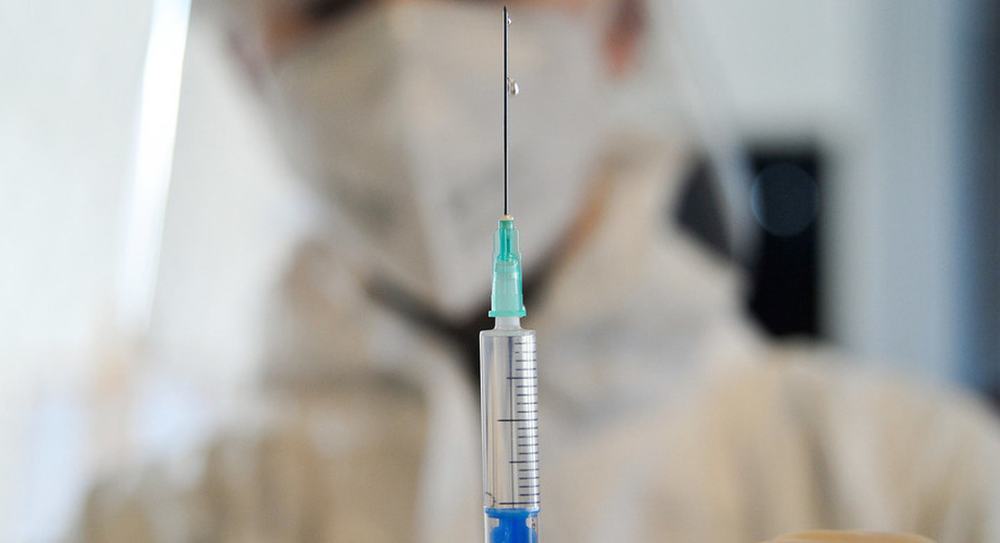 Covid-19: Suspeitas de efeitos secundários das vacinas na UE representam apenas 0,3% dos casos em 100 milhões de doses administradas