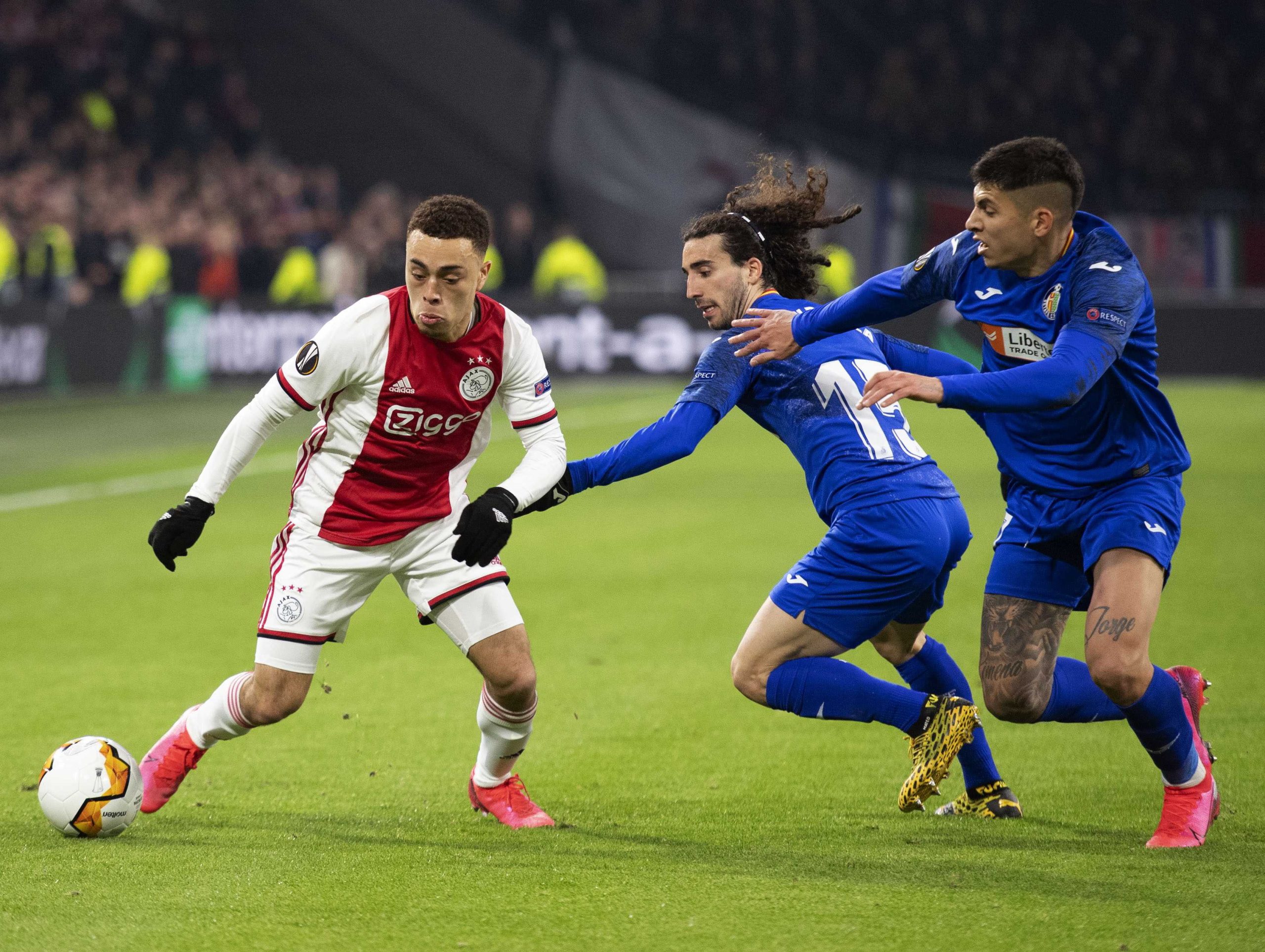 FC Barcelona contrata Sergiño Dest ao Ajax e fixa cláusula em 400 milhões de euros