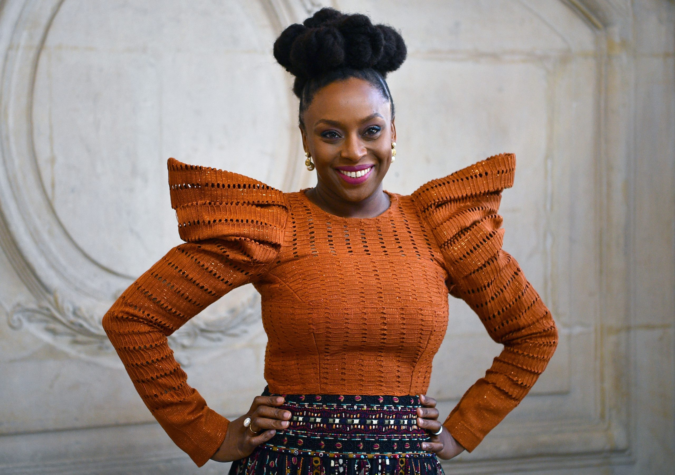 Filho de Chimamanda Ngozi Adichie morreu aos 21 meses. Escritora culpa hospital