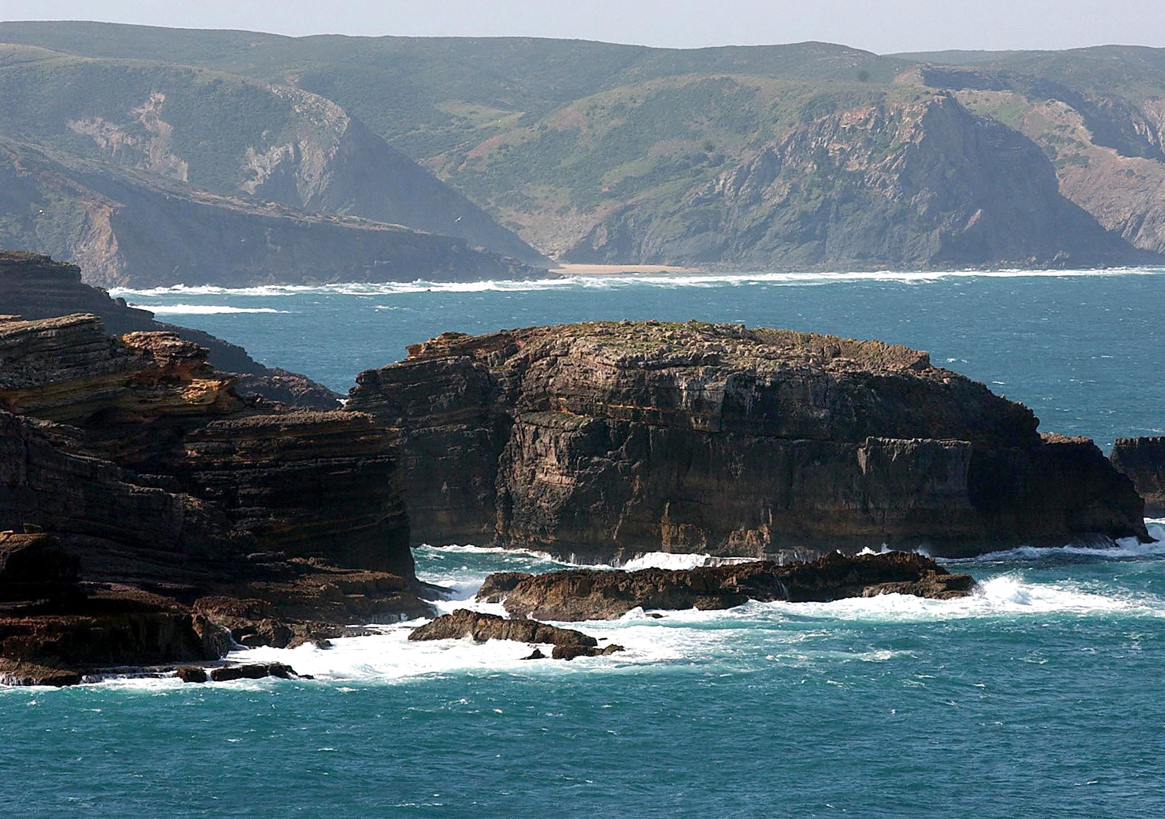 Marinha reforça vigilância na costa do Algarve com lancha rápida e corveta