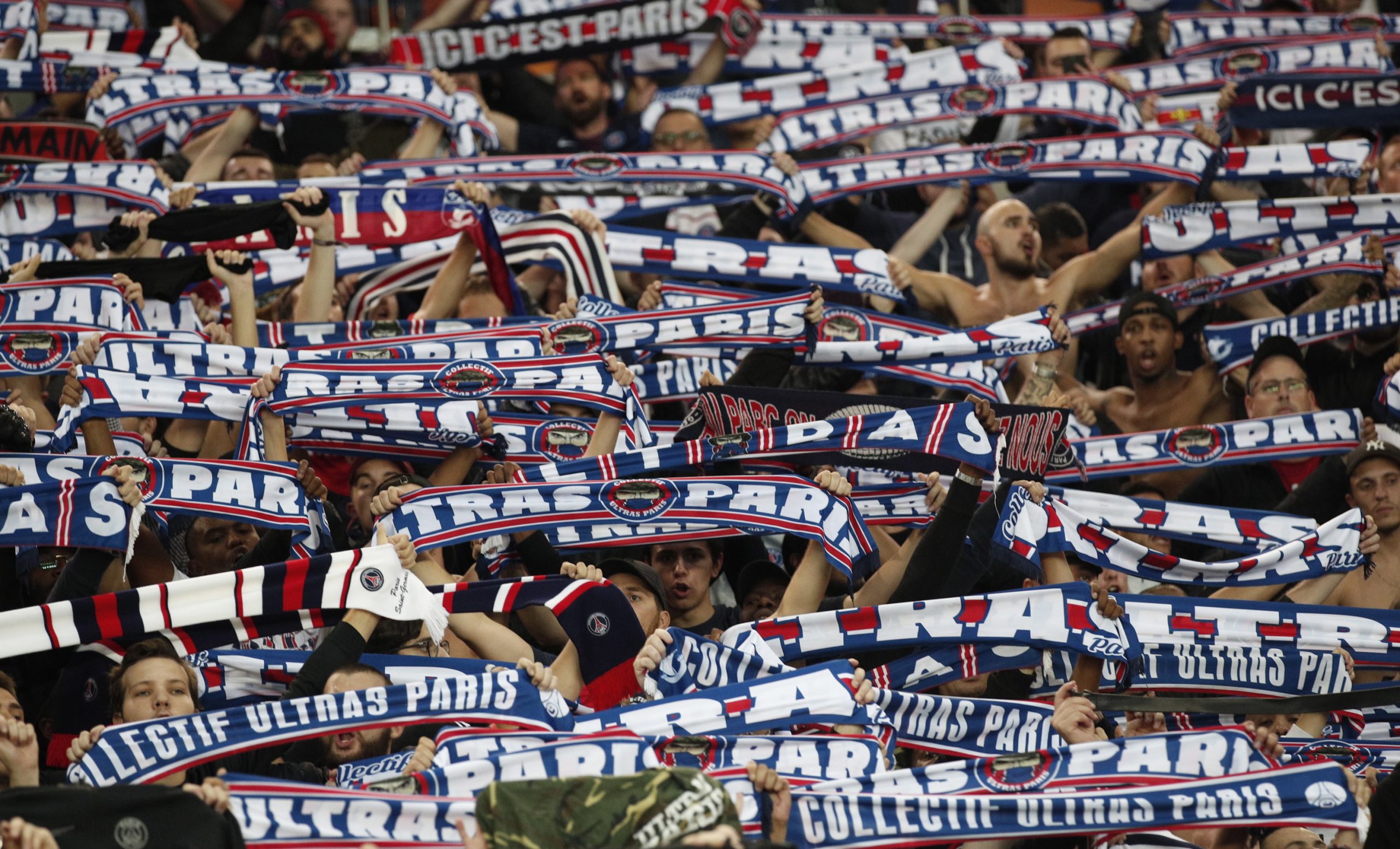 Cerca de 30 adeptos do Paris Saint-Germain banidos do estádio por um ano