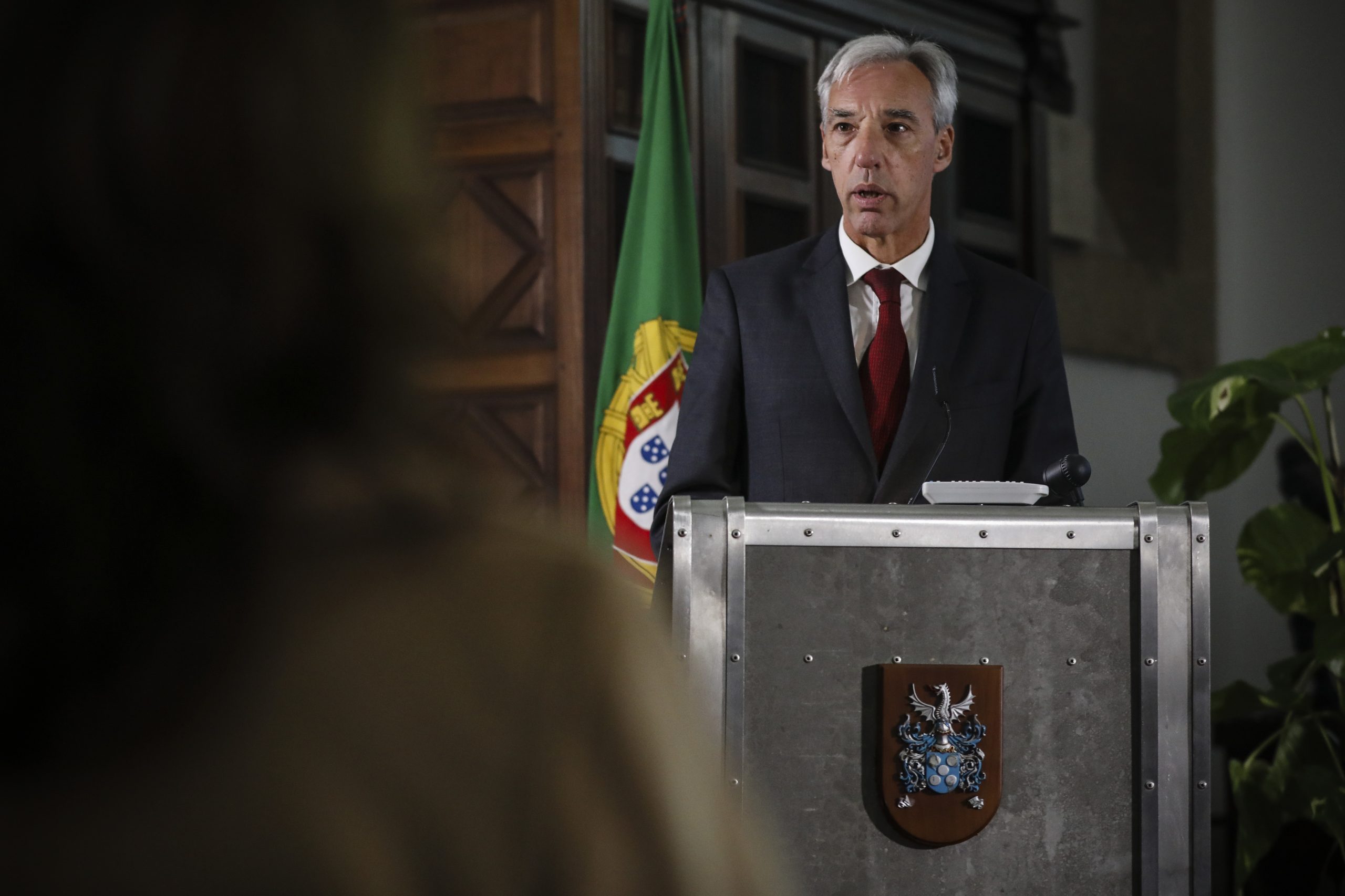 Ministro da Defesa “convida” jovens a passar noite num quartel
