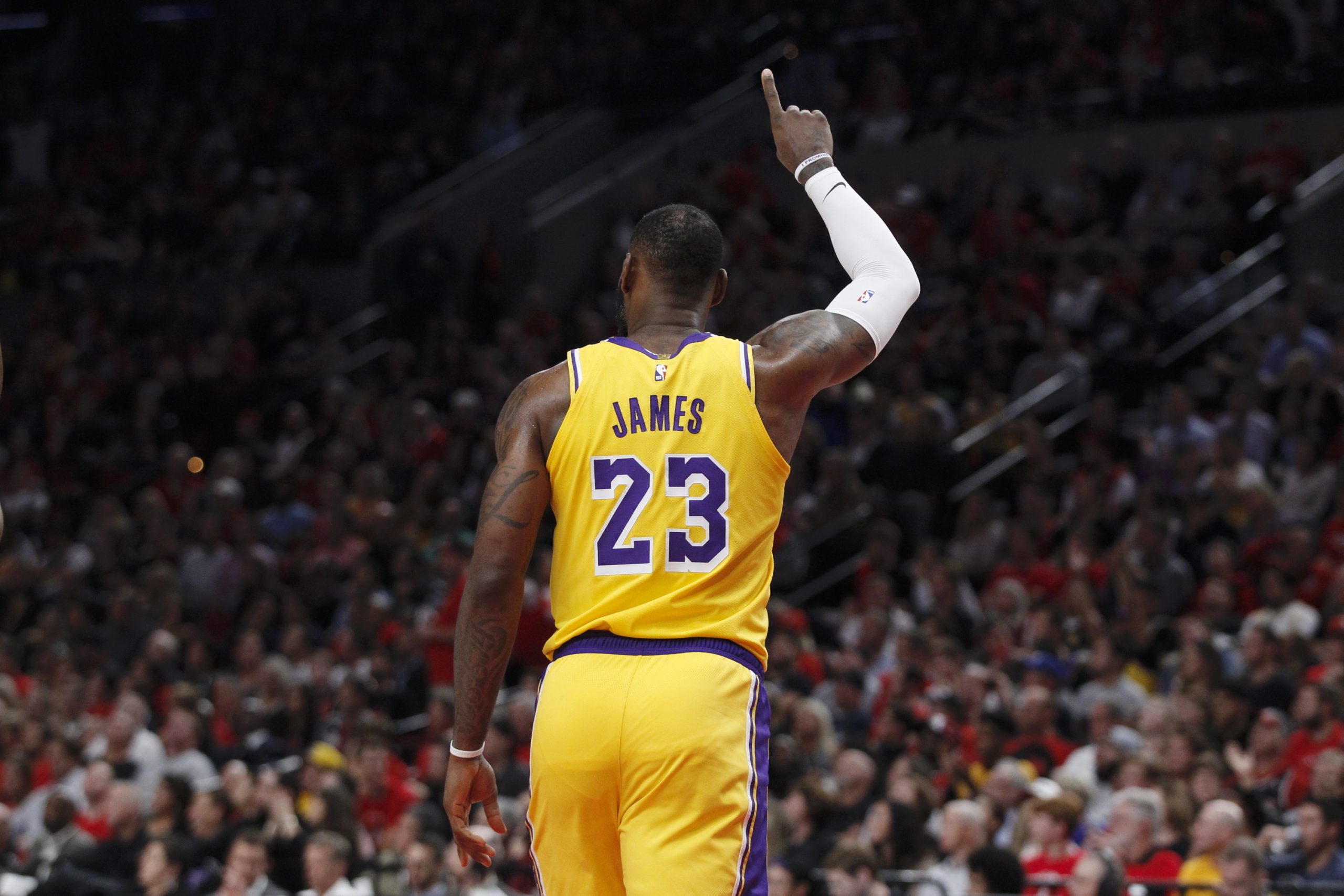 LeBron James supera Wilt Chamberlain e torna-se o quinto melhor marcador da NBA