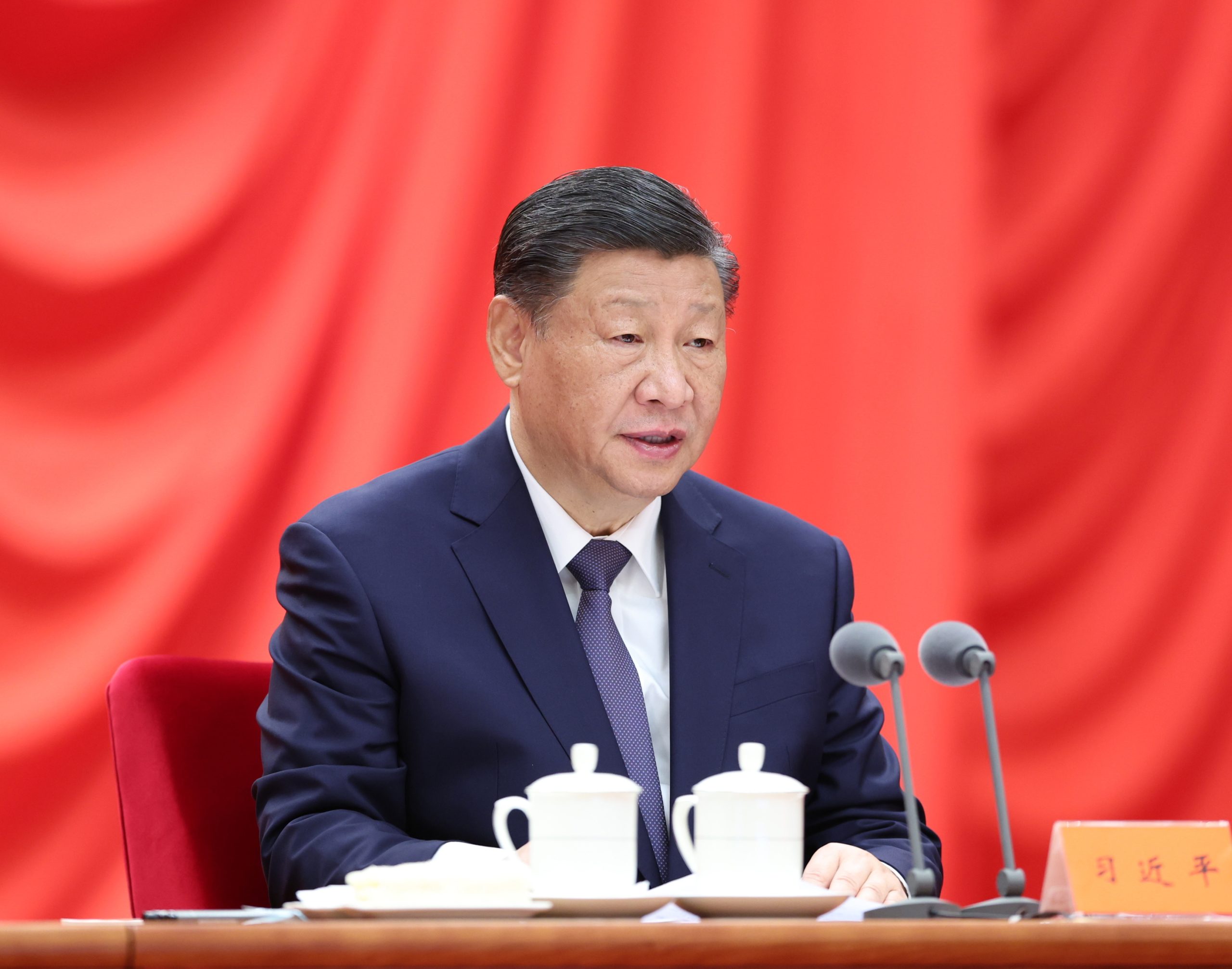 Xi Jinping procura “mais pontes” com Europa durante encontro na Bélgica