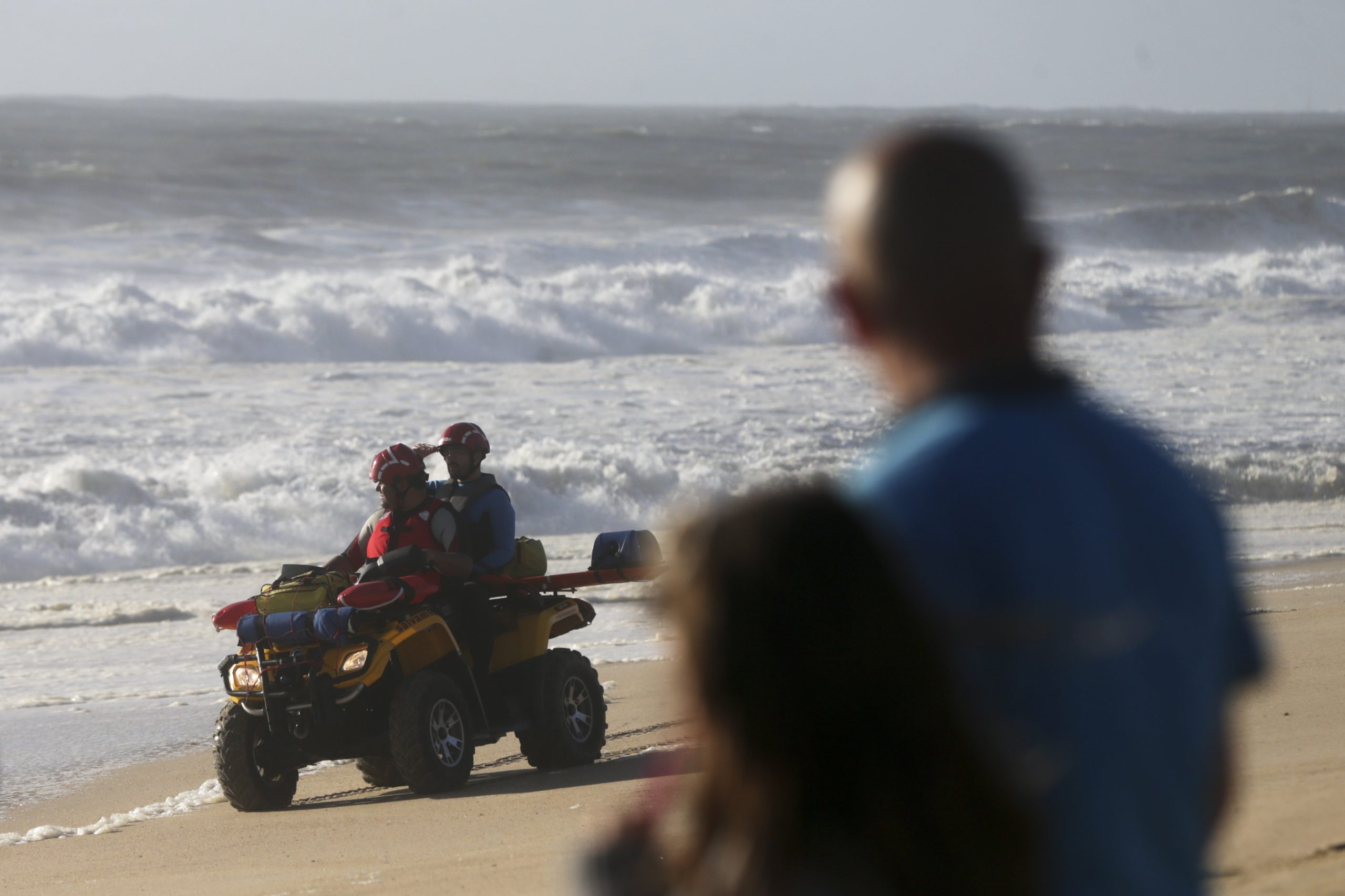 Covid-19: Polícia Marítima percorre praias do Norte a apelar às pessoas a irem para casa