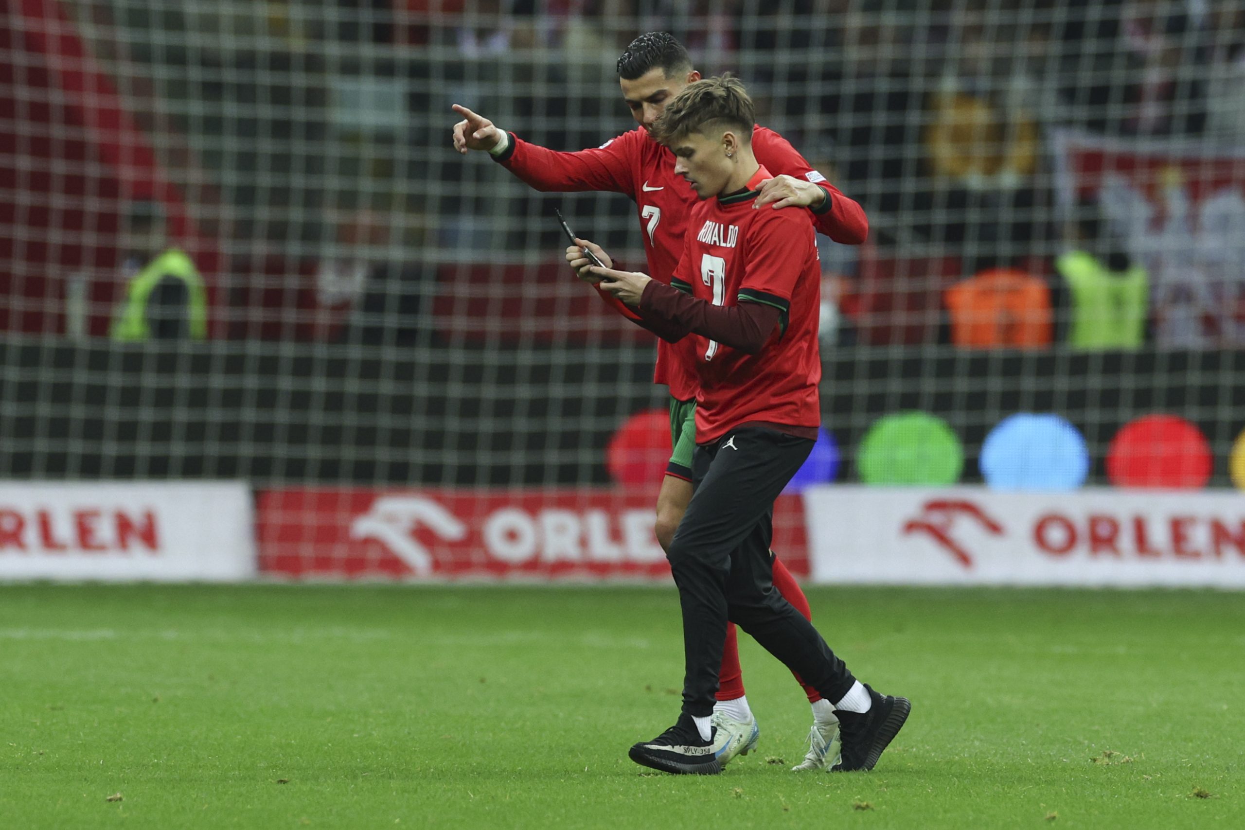 Fã consegue selfie com Cristinano Ronaldo no relvado