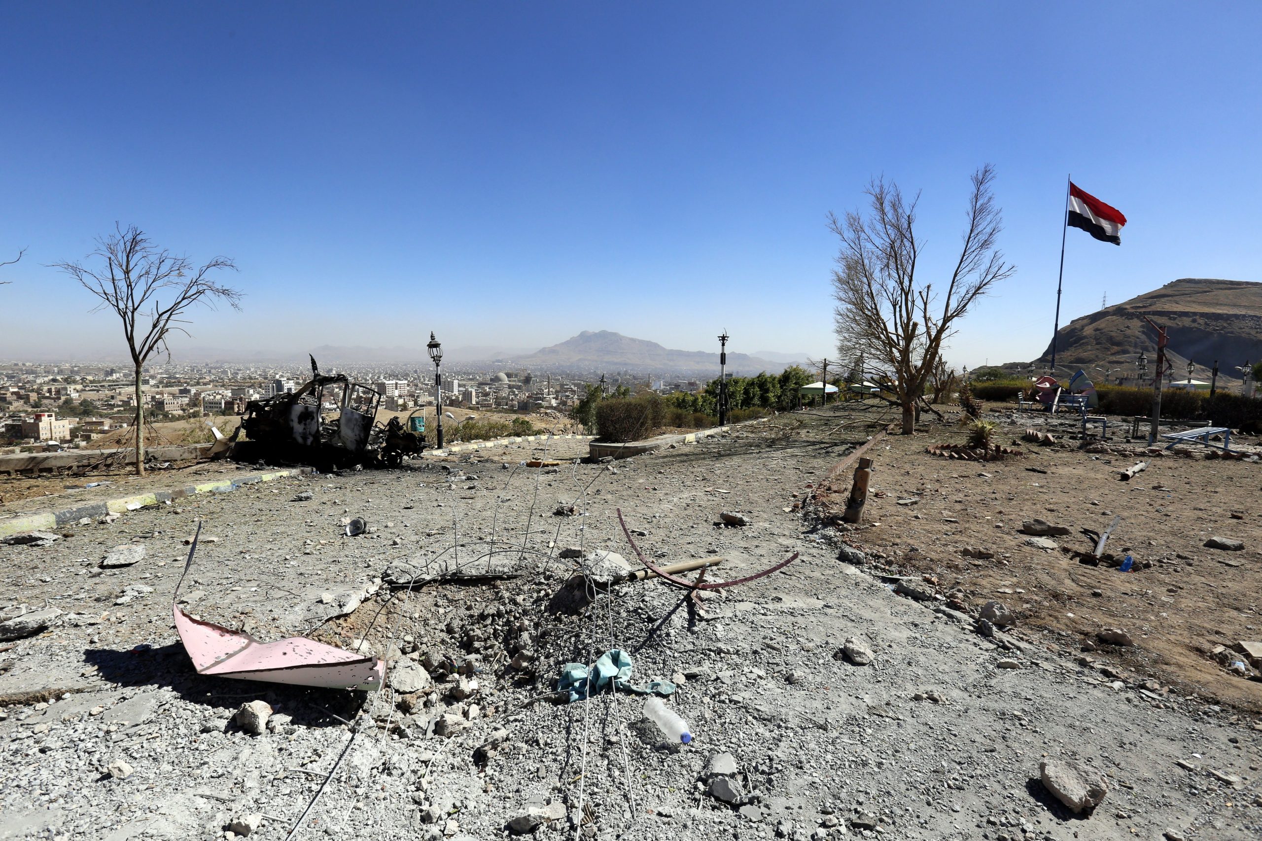 Vinte civis e rebeldes houthis morrem em ataque aéreo na região oeste do Iémen