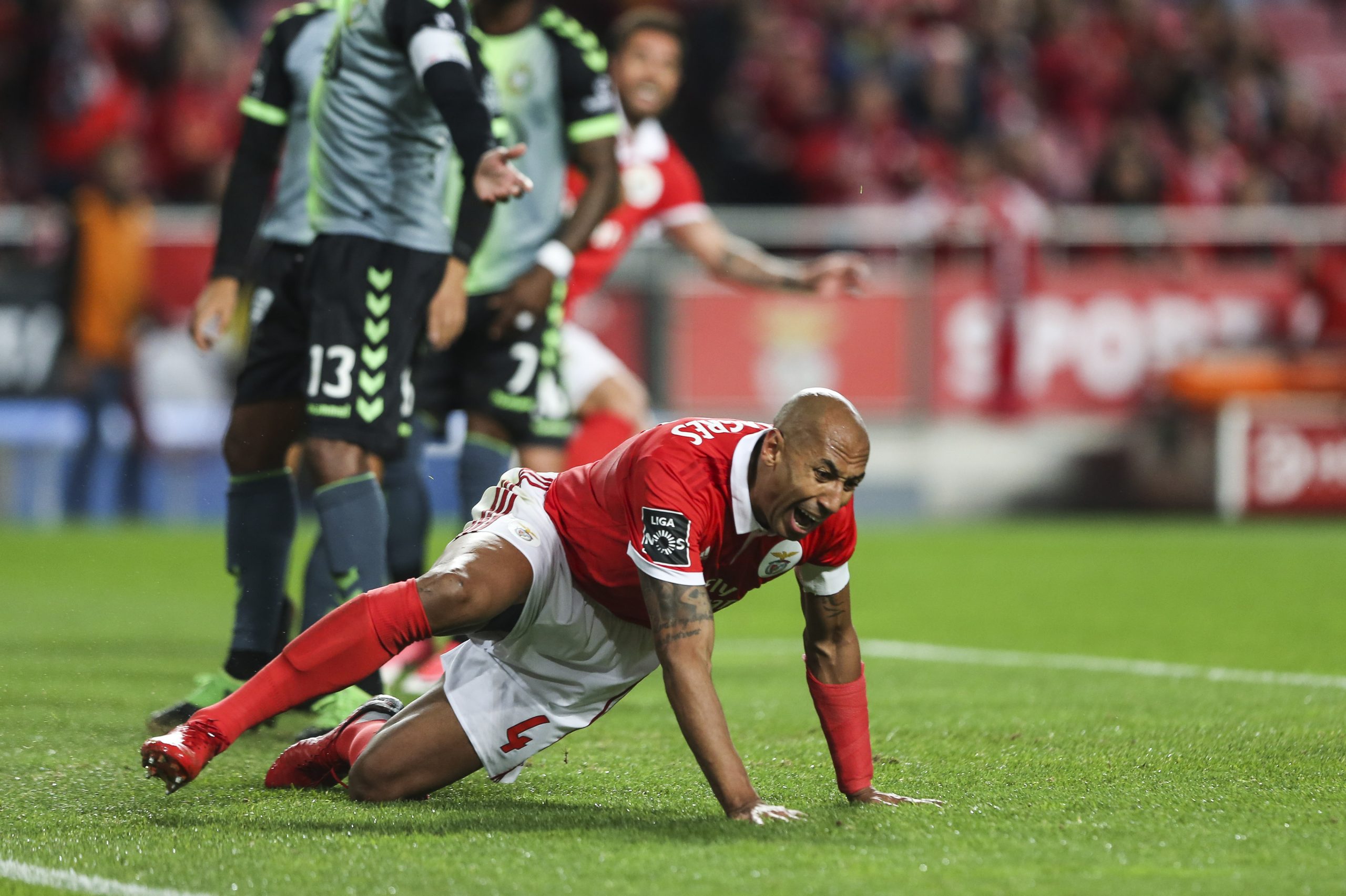Luisão é única baixa no Benfica para dérbi com Sporting