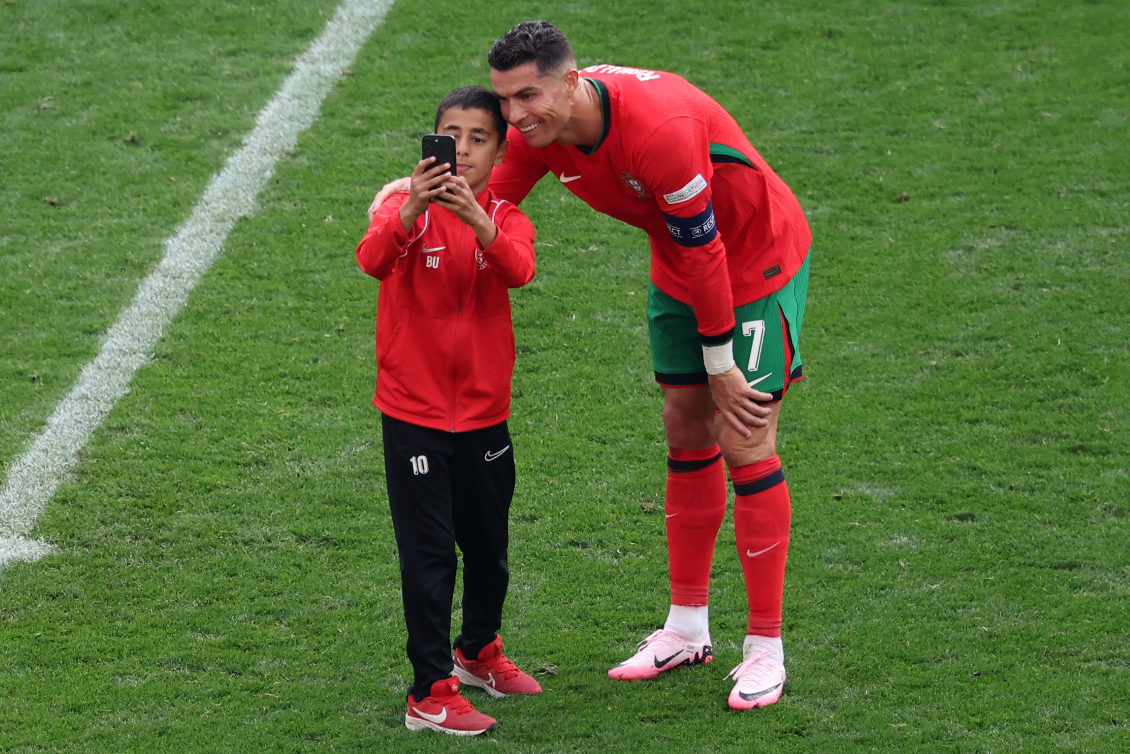 Vários adeptos invadiram relvado do jogo Turquia-Portugal. O motivo? Tirar selfies com Ronaldo