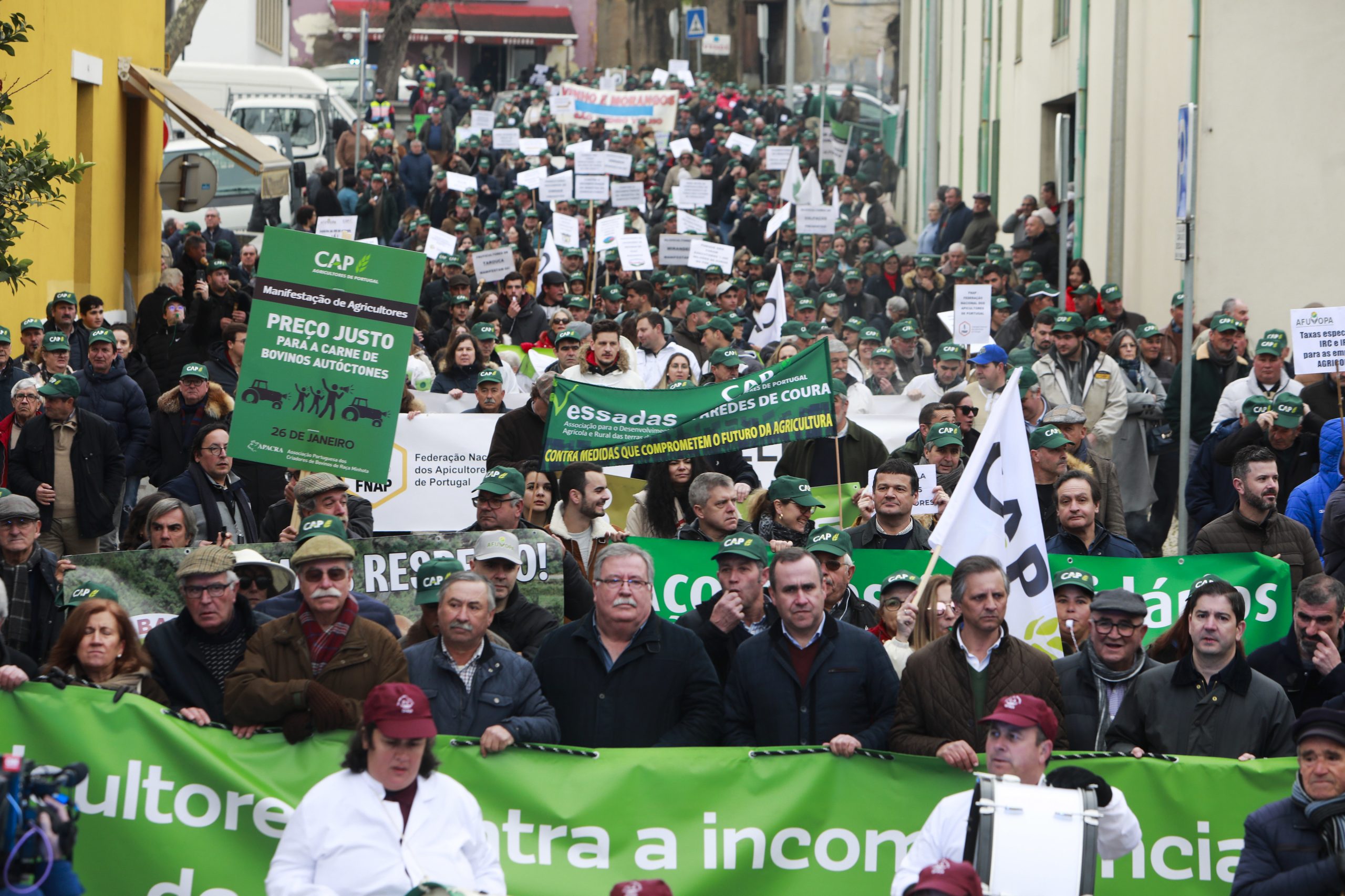 Agricultores saem à rua em Mirandela com assobios ao Governo