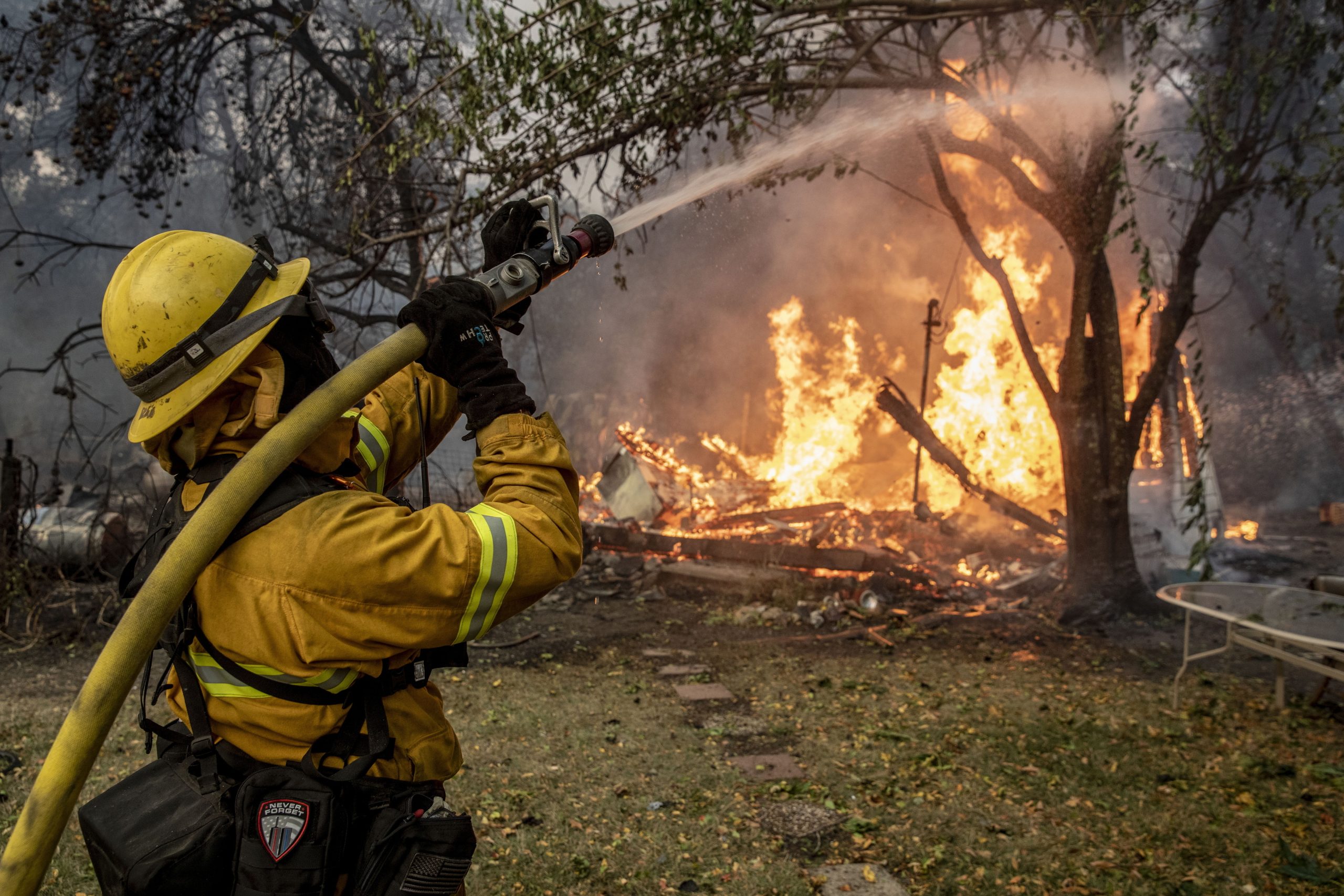Centenas de pessoas retiradas de cidade no norte de Califórnia devido a incêndio