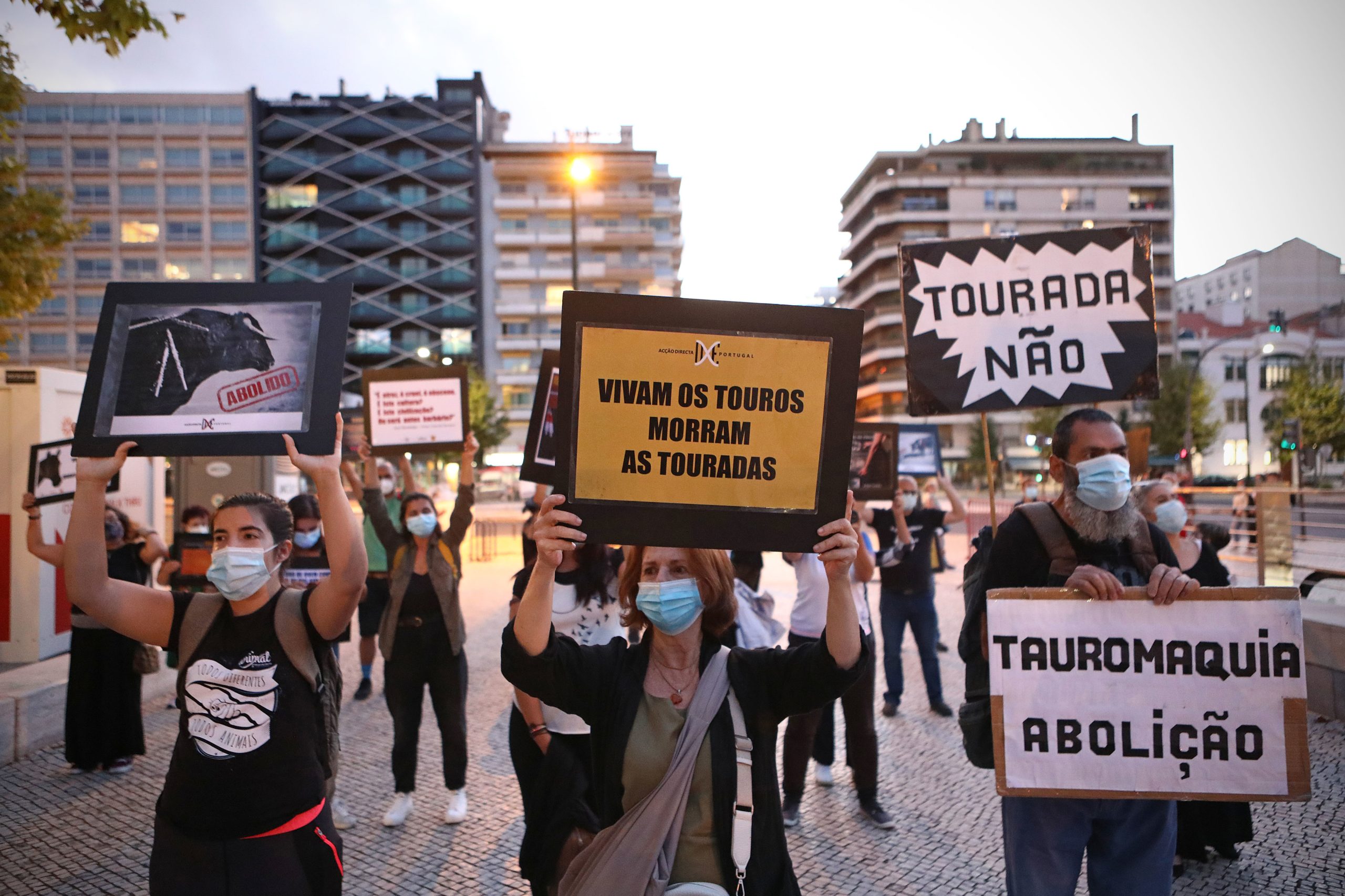 Mais de 50 pessoas protestaram contra as touradas no Campo Pequeno em Lisboa
