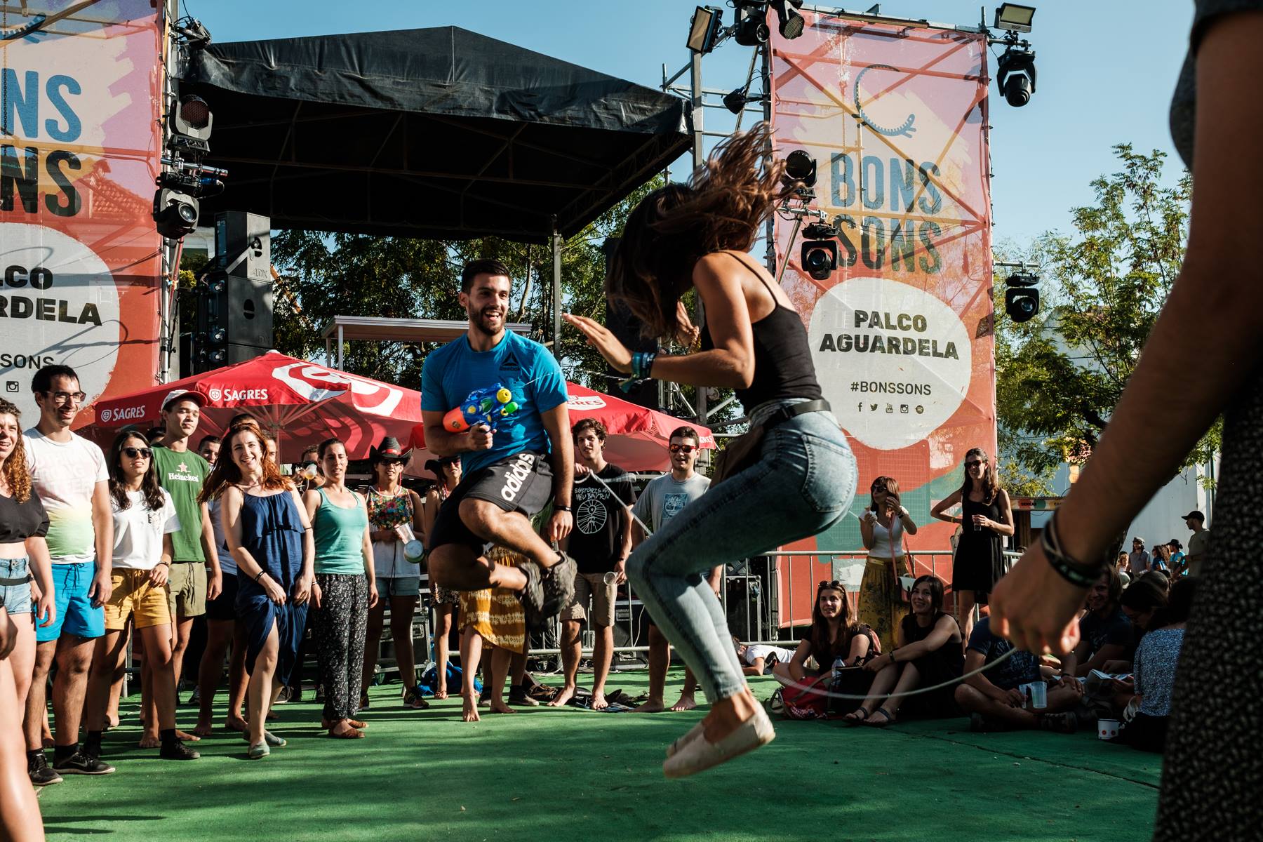 Festivaleiros esgotam pratos comestíveis no Bons Sons em Cem Soldos
