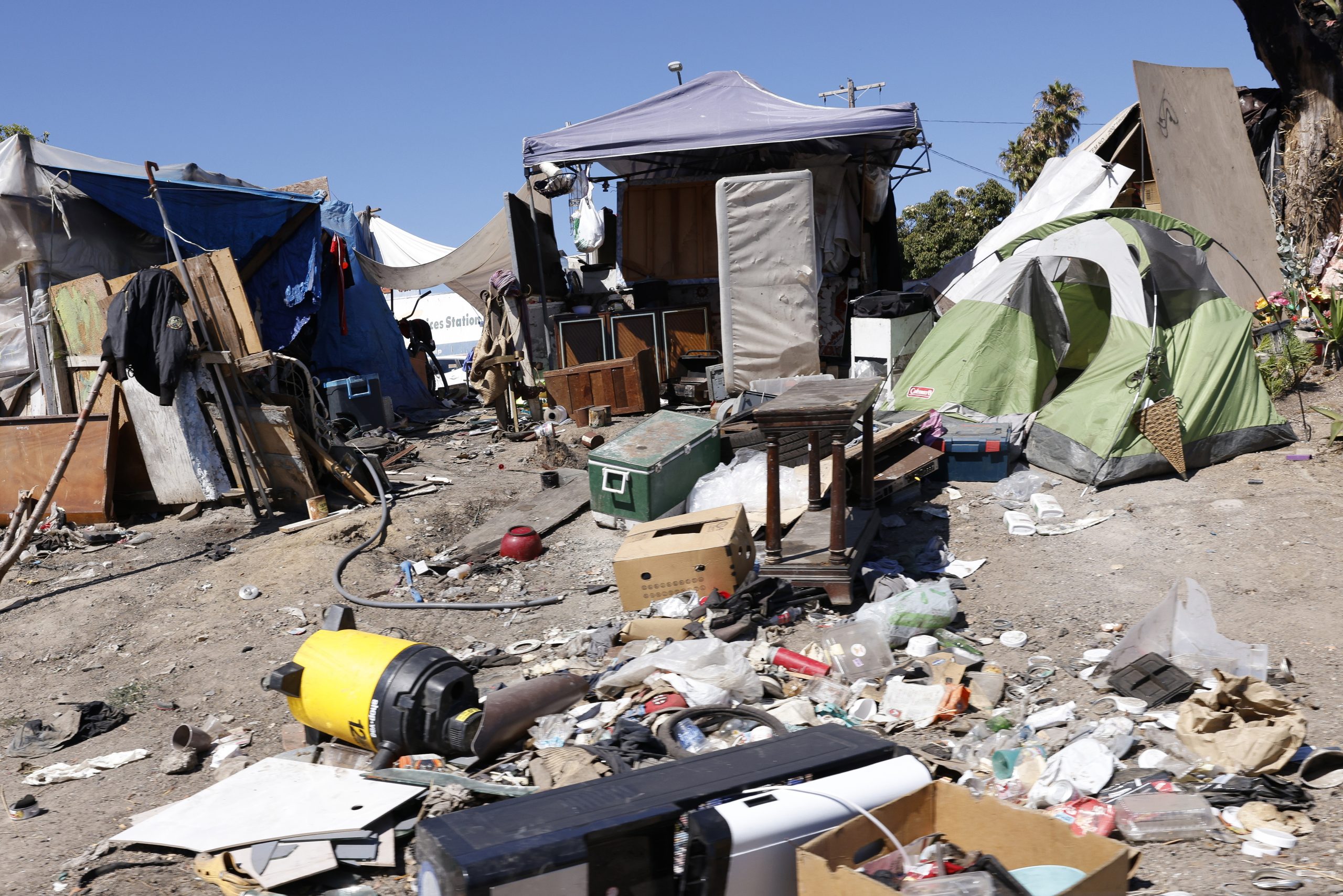 Califórnia ordena desmantelamento de acampamentos de pessoas sem-abrigo