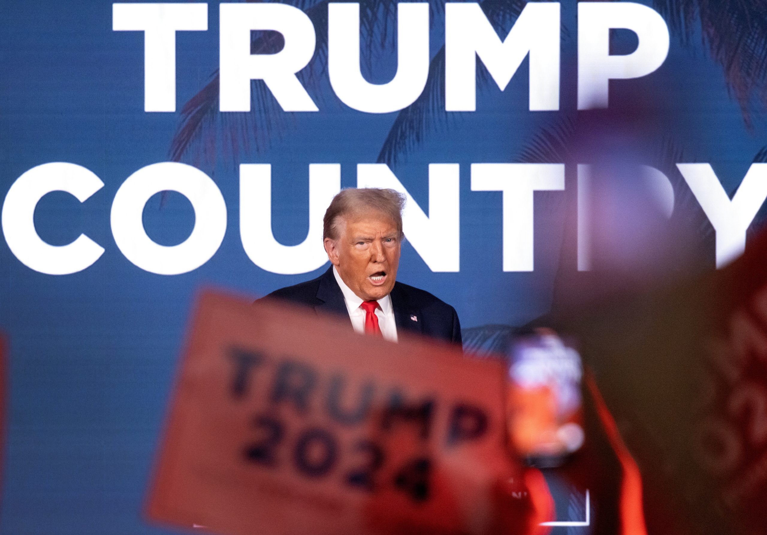 Sondagem coloca Trump à frente de Biden em cinco estados-chave