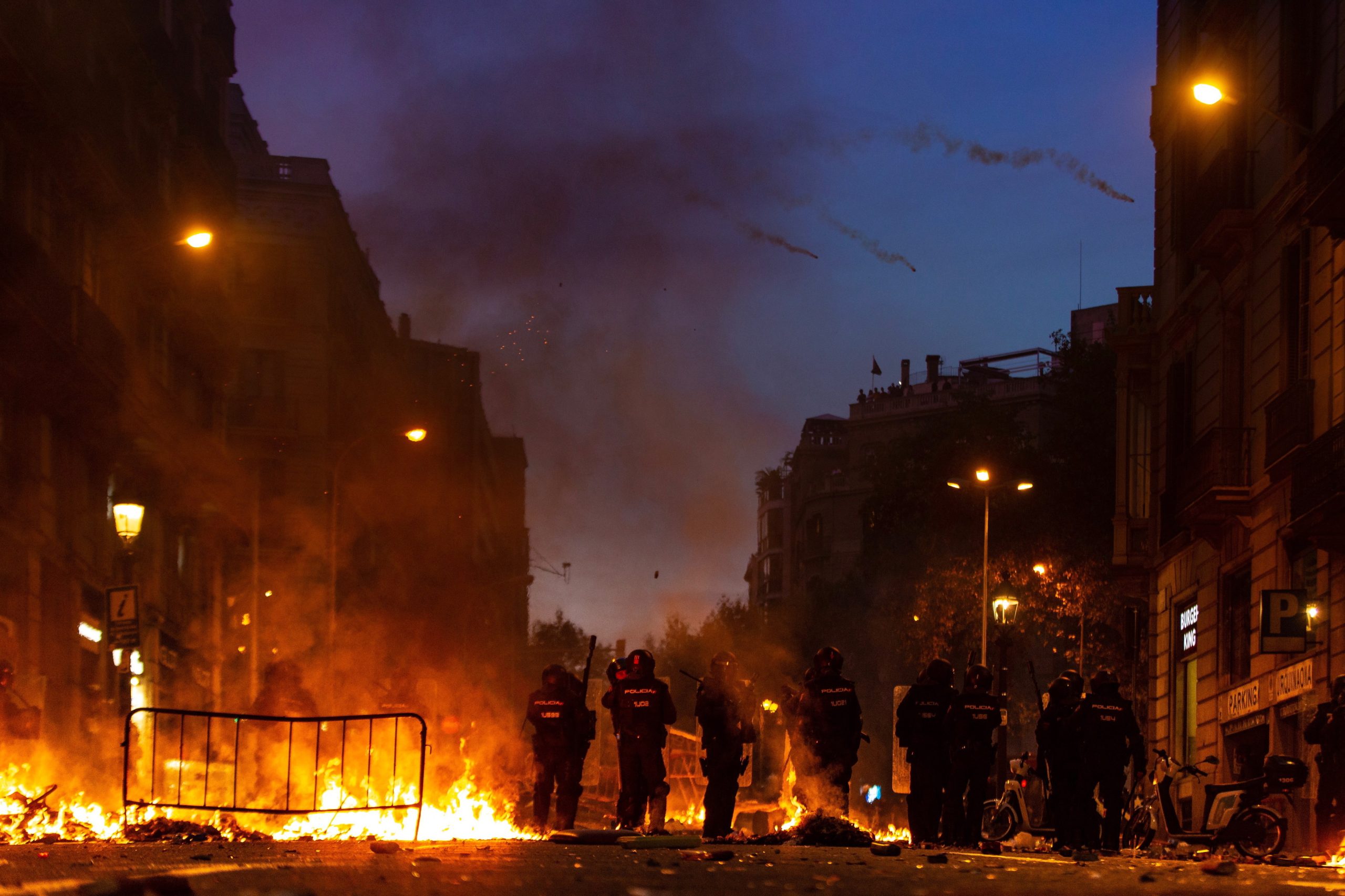 Catalunha: Cinco horas de confrontos deixam marcas nas avenidas do centro de Barcelona