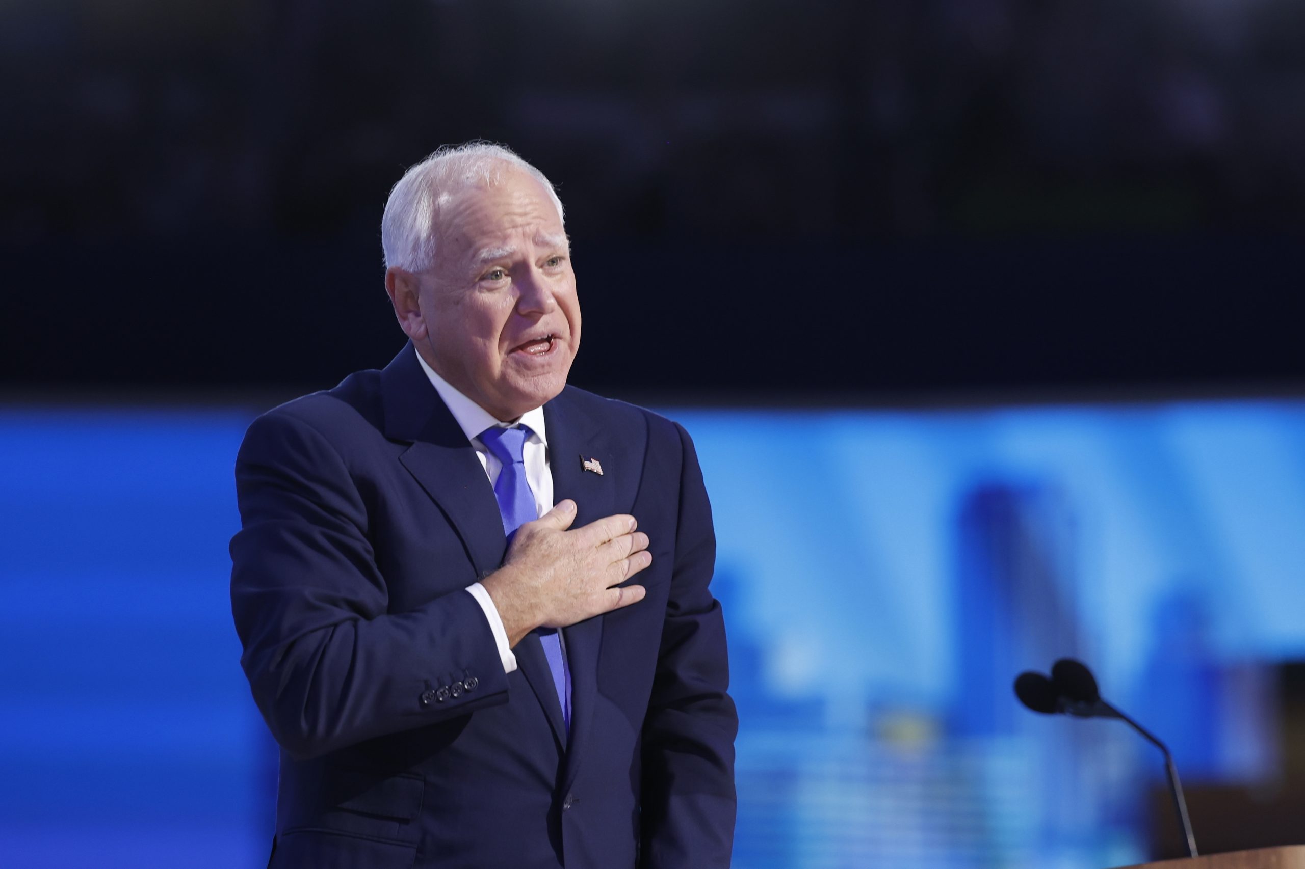 Tim Walz aceita nomeação para vice-presidente e diz que “eleição é sobre liberdade”