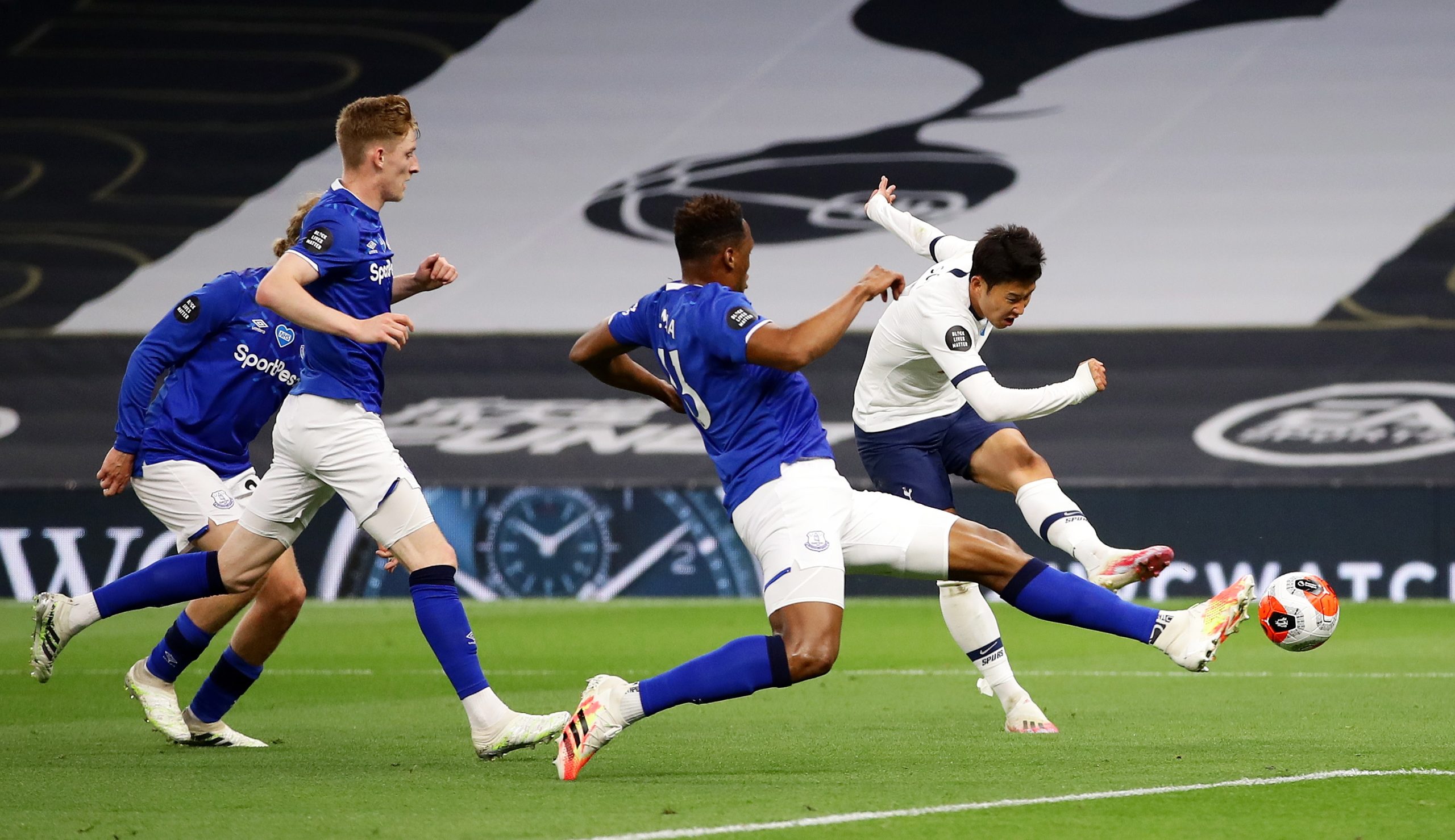 Tottenham de José Mourinho vence Everton com autogolo