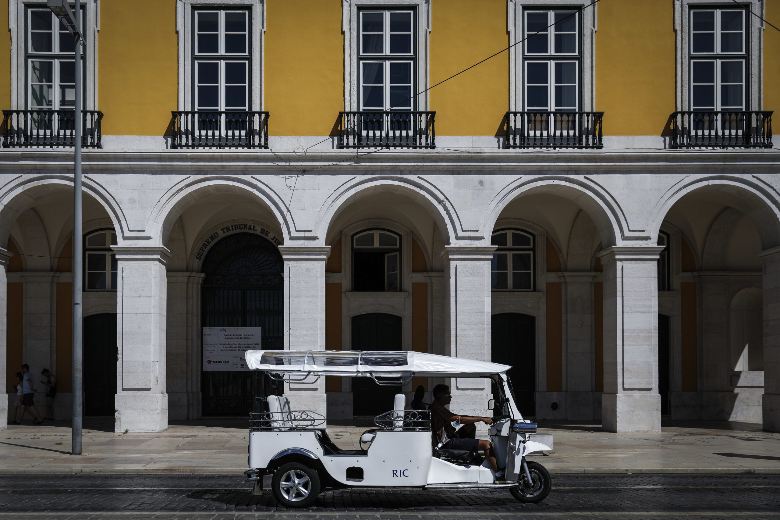 ‘Tuk-tuk’ as formigas que trabalham de verão para o inverno