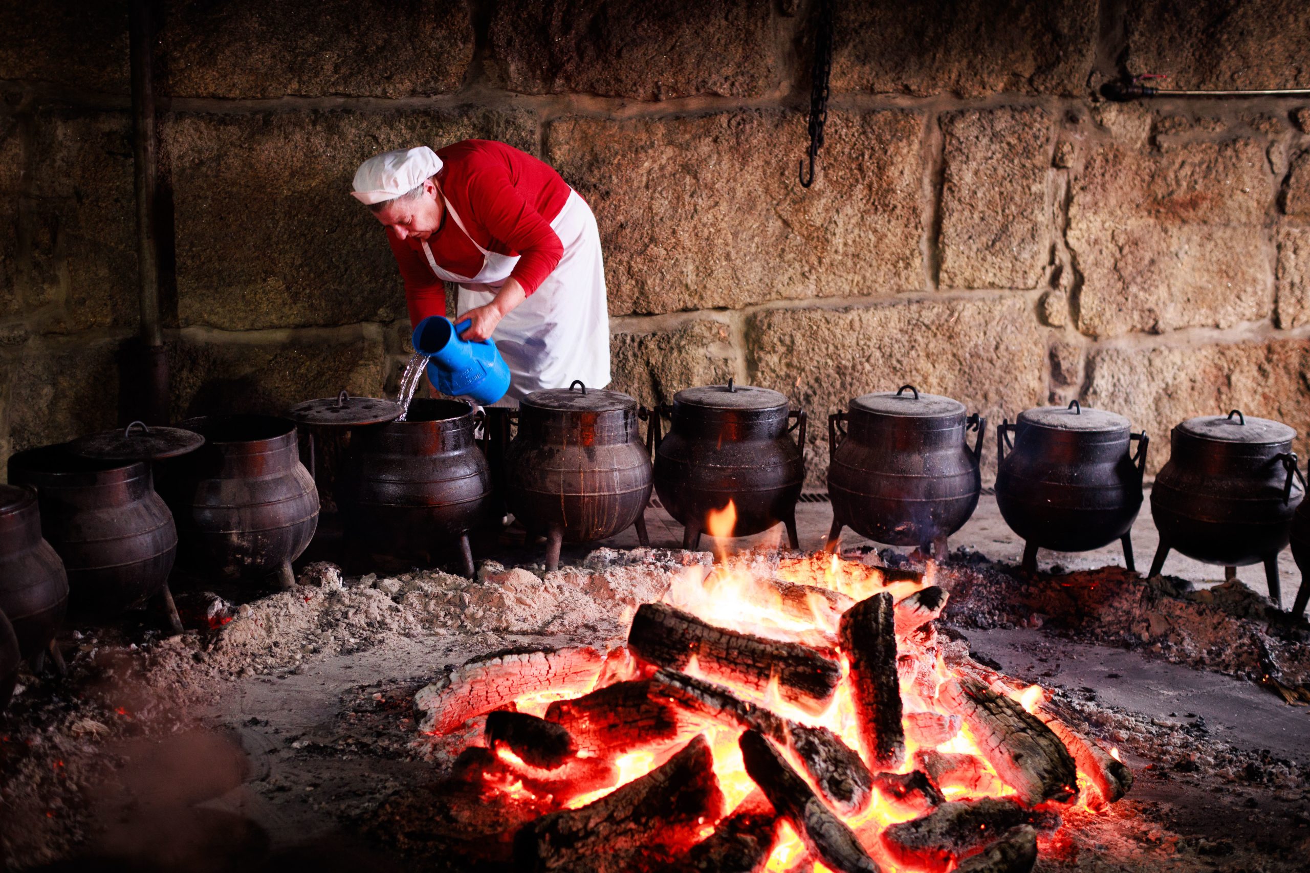Há 600 quilos de carne preparados. Vila Grande cumpre tradição e dá de comer a quem passa nesta aldeia de Boticas