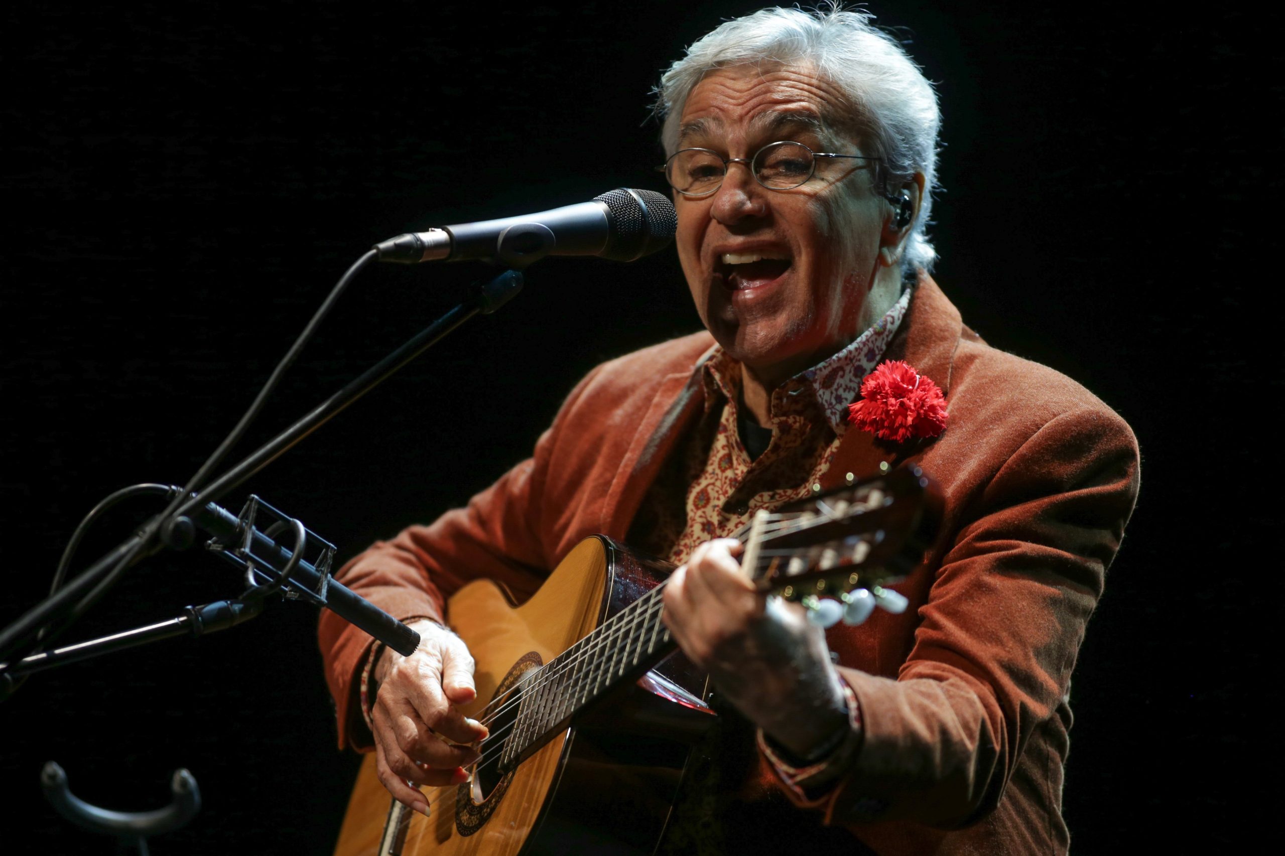 Aos 75 anos, para Caetano Veloso o “tempo não para e no entanto ele nunca envelhece”
