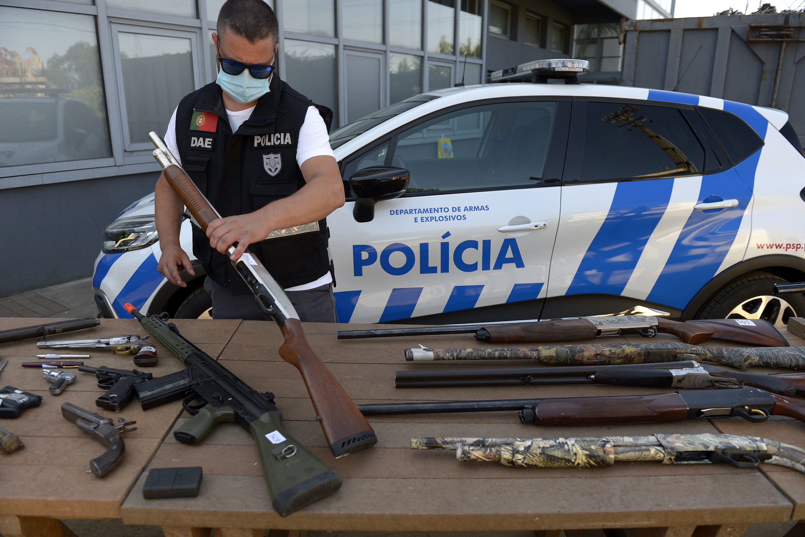 PSP apreende 182 armas vendidas online e identifica 24 pessoas por detenção de arma proibida