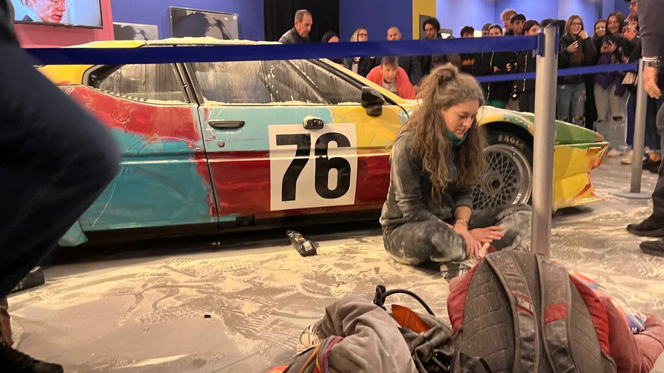 Depois das sopas, farinha. Ativistas ambientais cobrem BMW de Andy Warhol de branco em Milão
