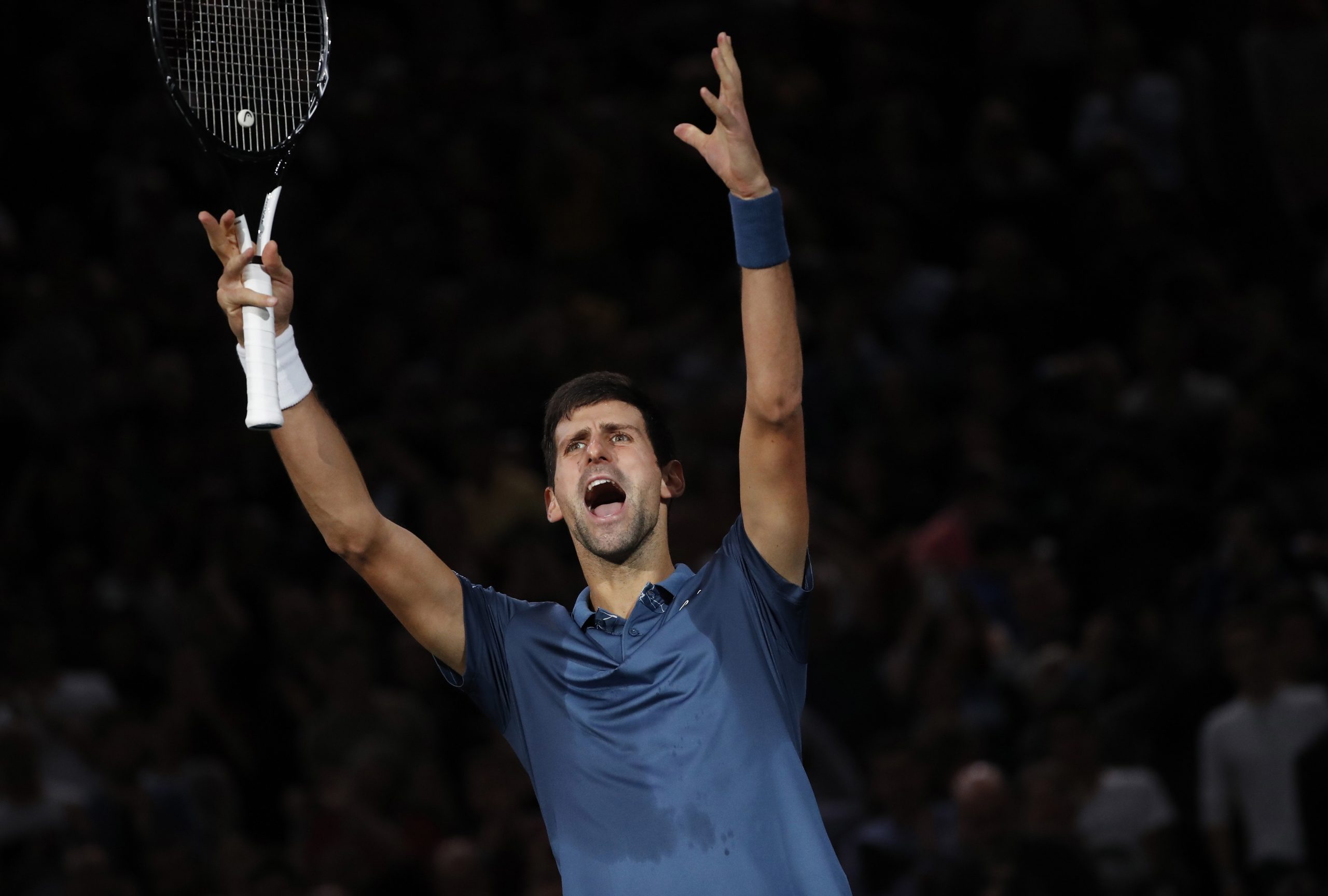 Ténis. Djokovic bate Federer e joga final de Paris com Khachanov