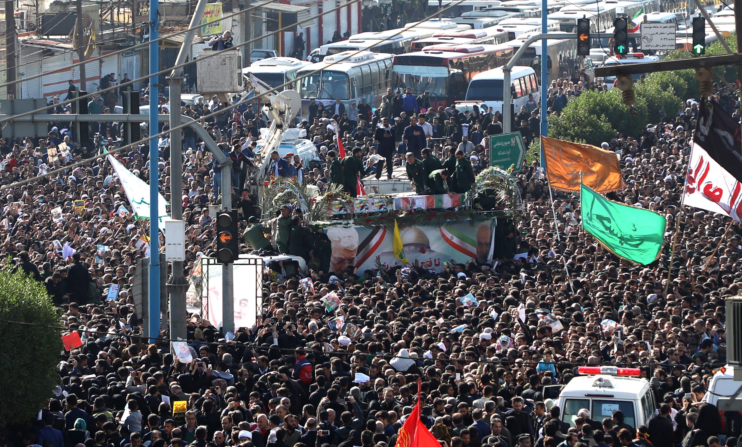 Maré humana na cidade iraniana de Ahvaz no adeus ao general Soleimani