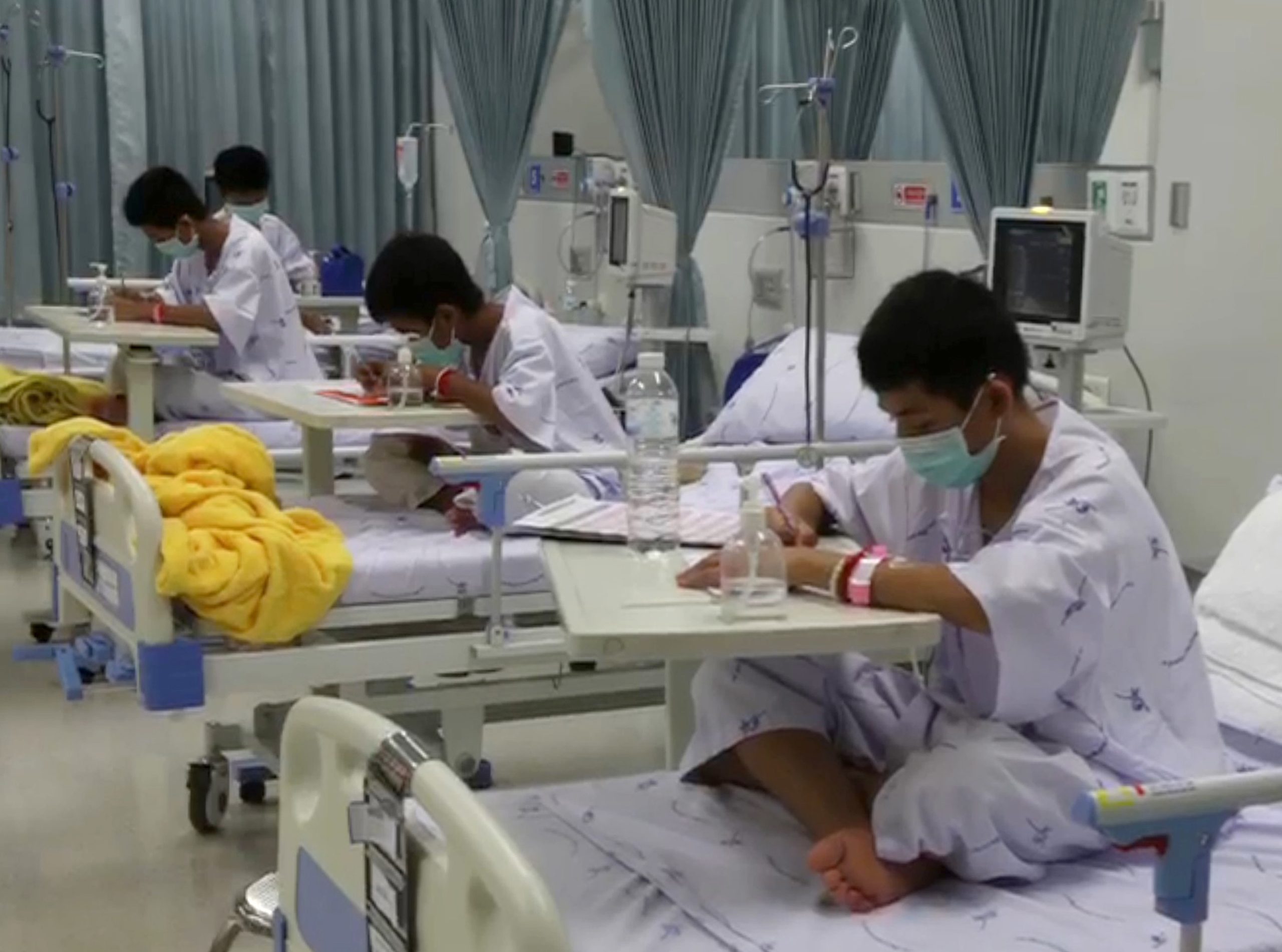 Jovens resgatados em caverna na Tailândia deixam hospital