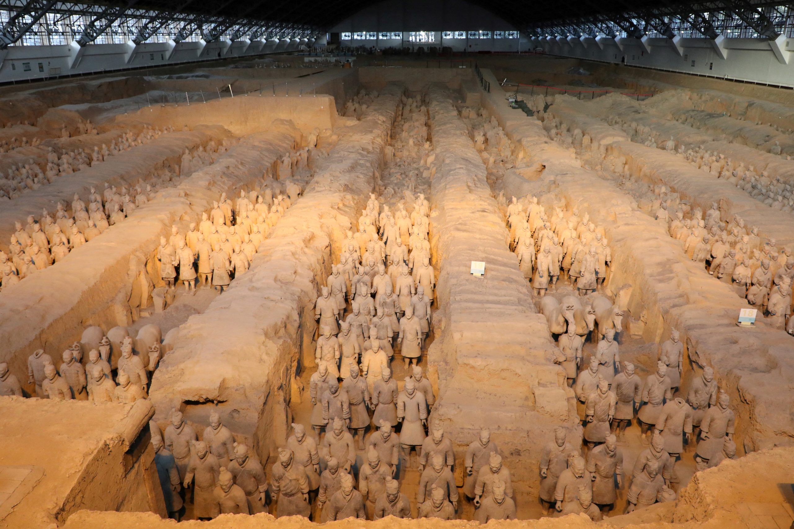 Homem atira-se para cima de Exército de Terracota. Duas figuras danificadas