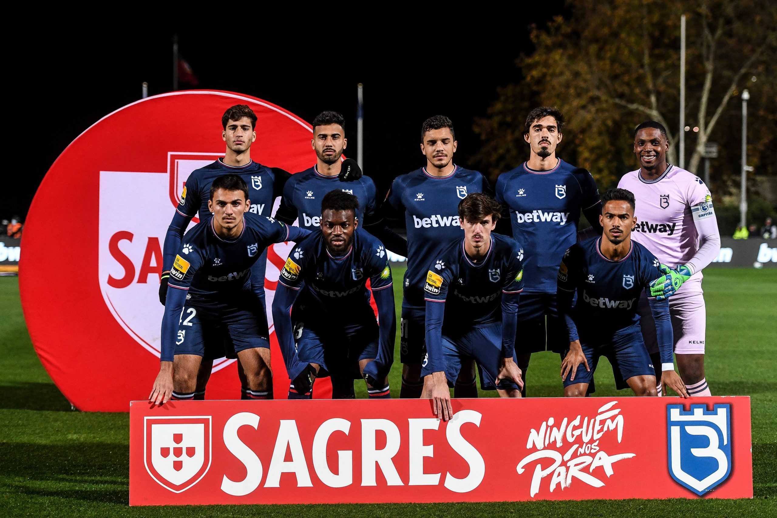 Covid-19: Autoridades do futebol querem impedir jogos com menos de 13 jogadores por equipa